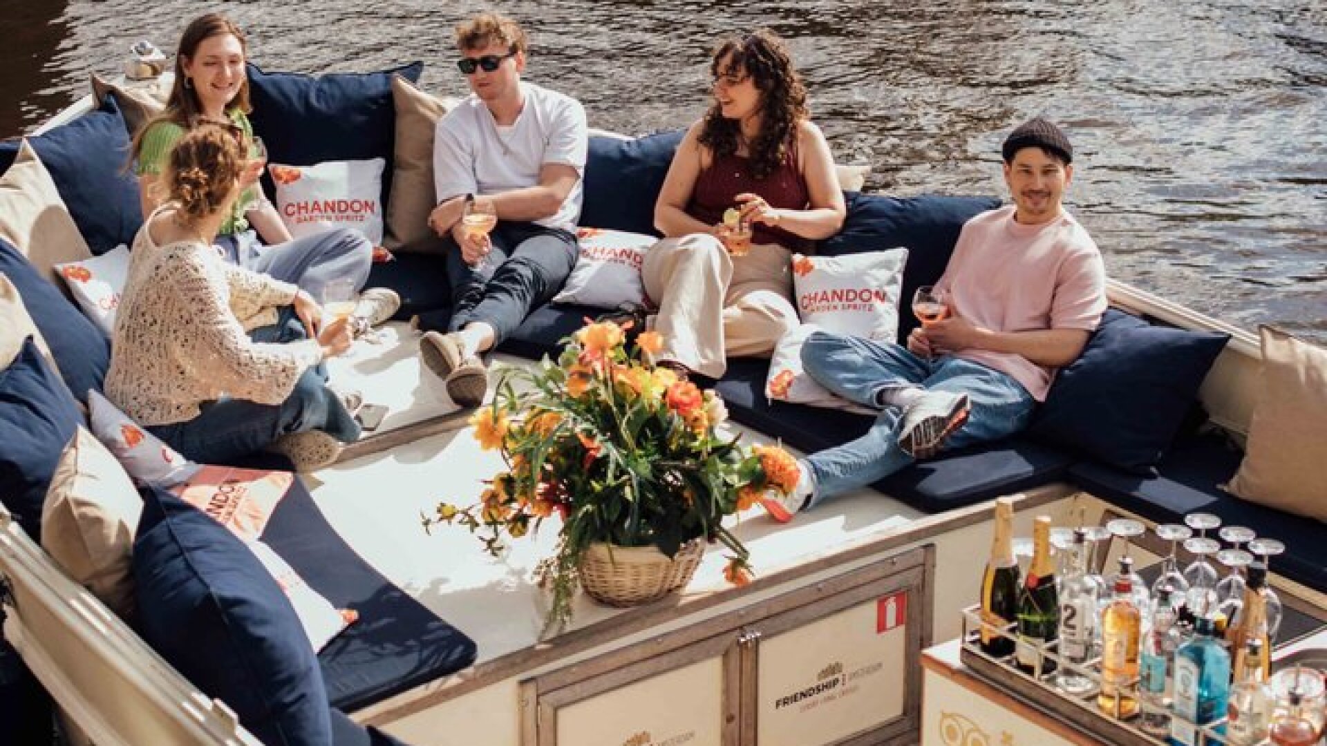 Amsterdam: Luxury Canal Cruise including Cocktails & Snacks