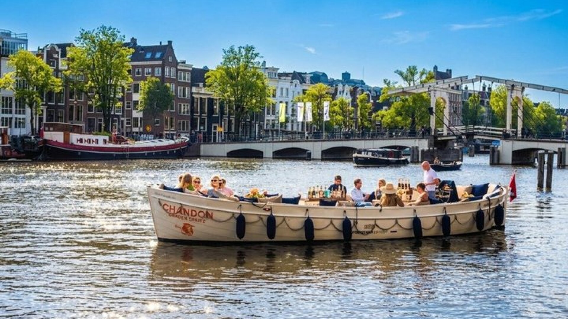 Amsterdam: Luxury Canal Cruise including Cocktails & Snacks
