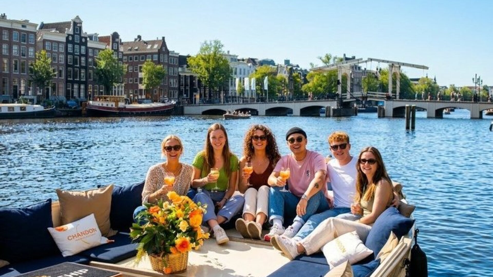 Amsterdam: Luxury Canal Cruise including Cocktails & Snacks