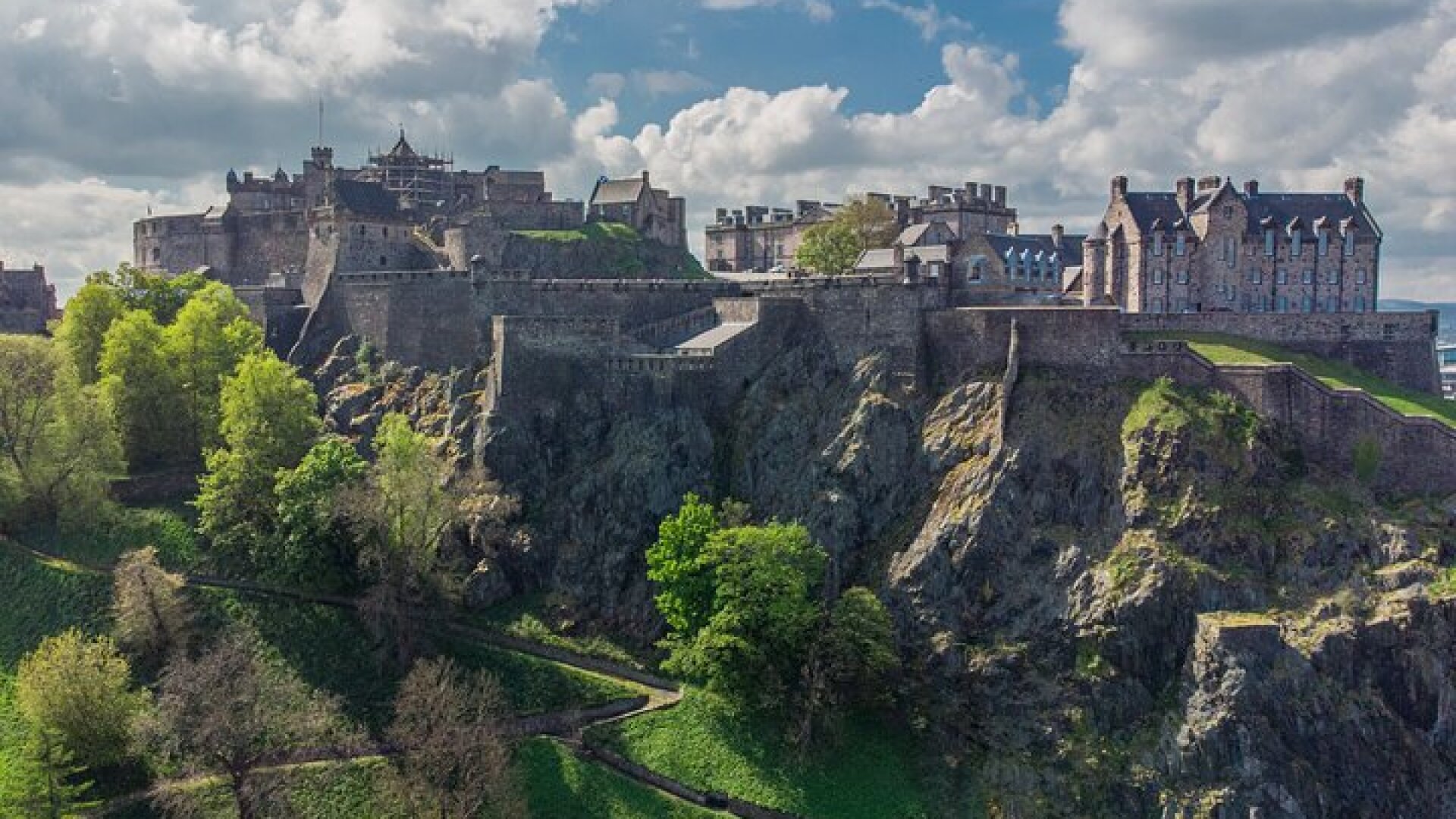 Edinburgh Castle: Guided Walking Tour with Entry Ticket