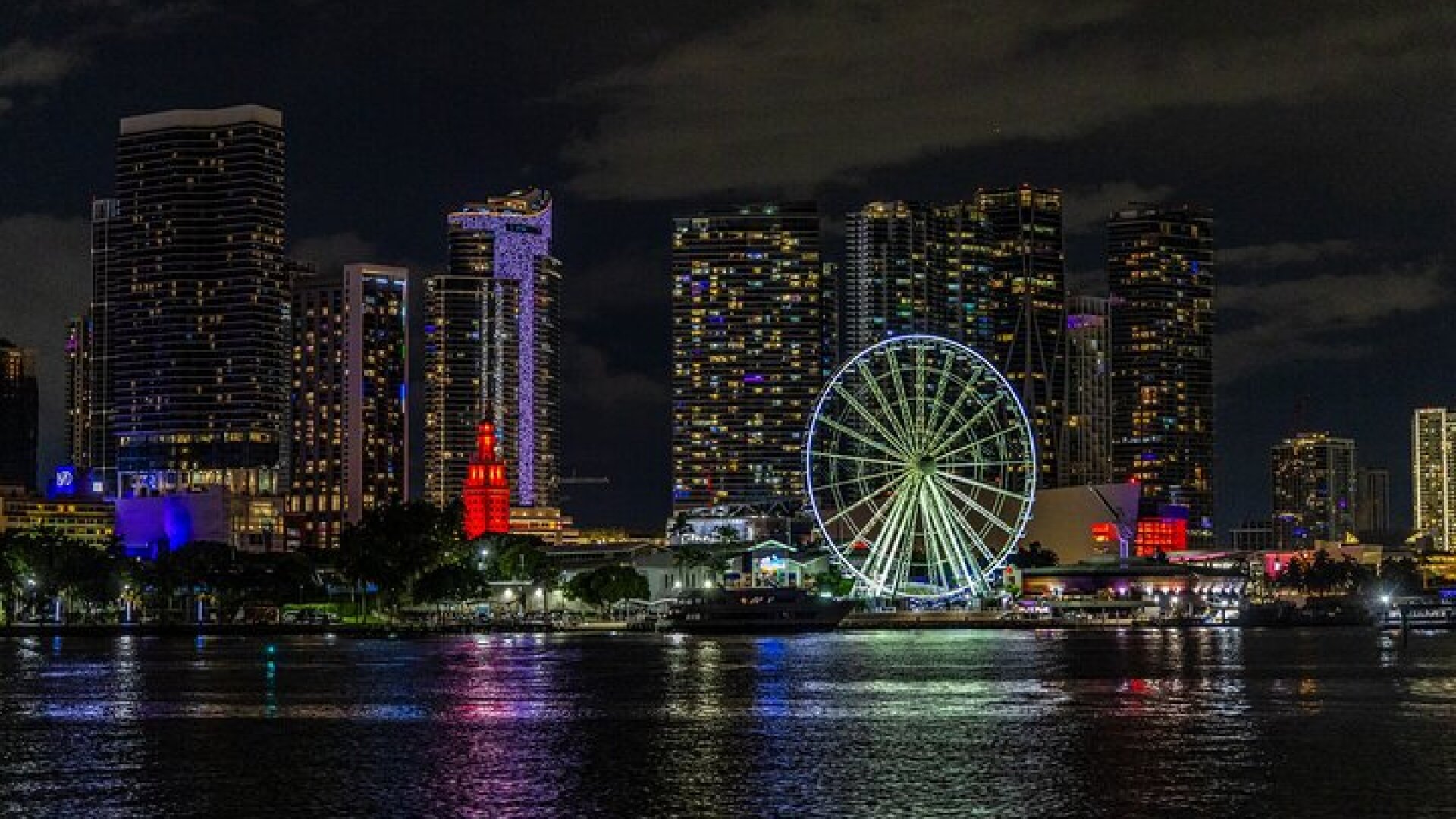 Miami: Adults Only Party Cruise with Two Drinks Included