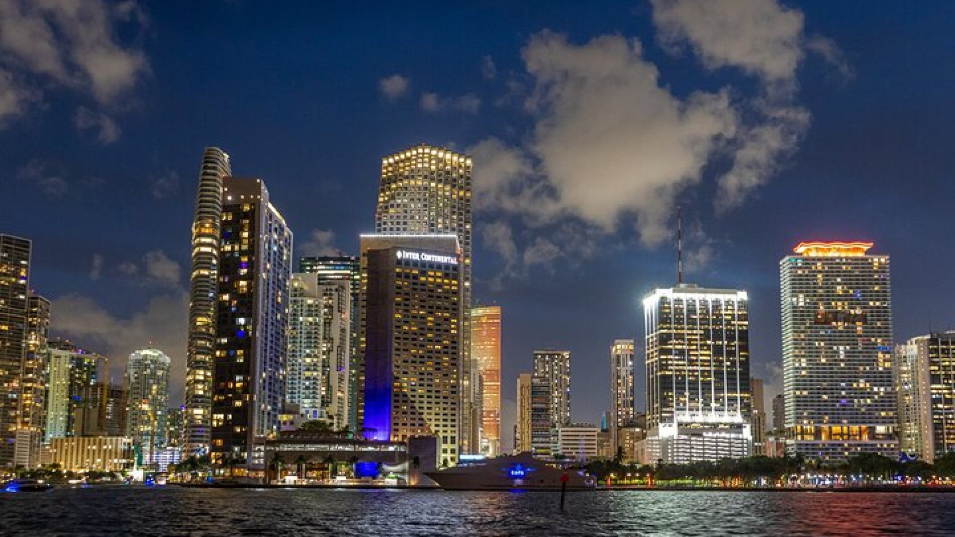 Miami: Adults Only Party Cruise with Two Drinks Included