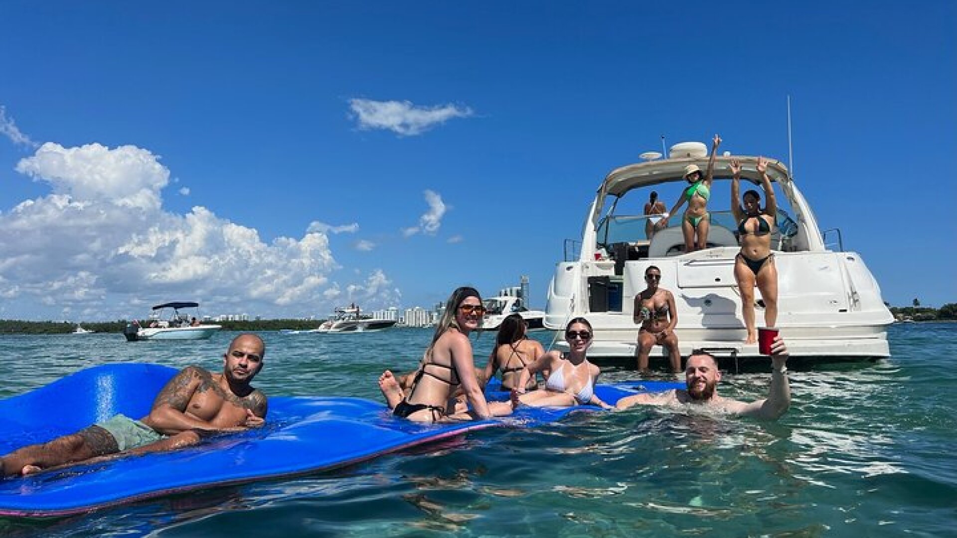 50ft Luxury Yacht Tour in Miami Beach Captain, Champagne & Party!