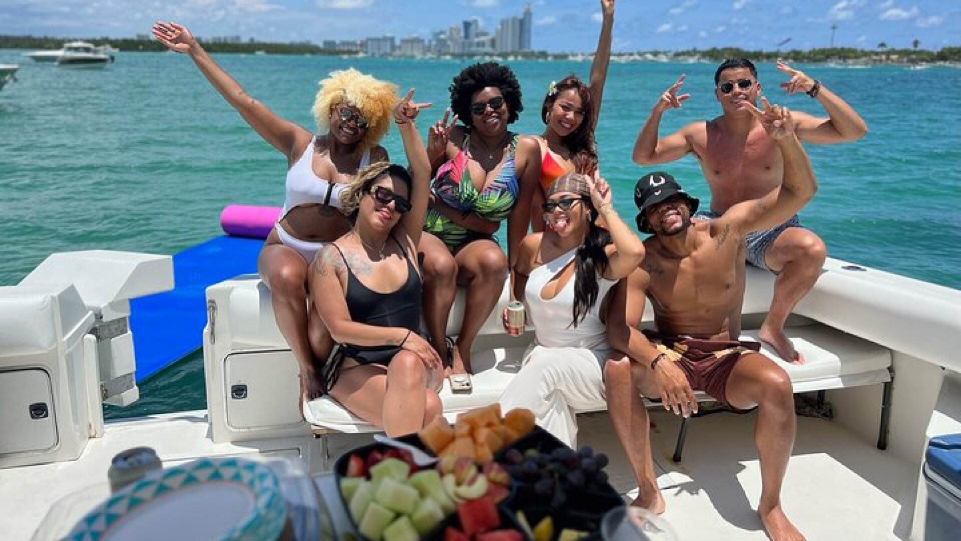 50ft Luxury Yacht Tour in Miami Beach Captain, Champagne & Party!