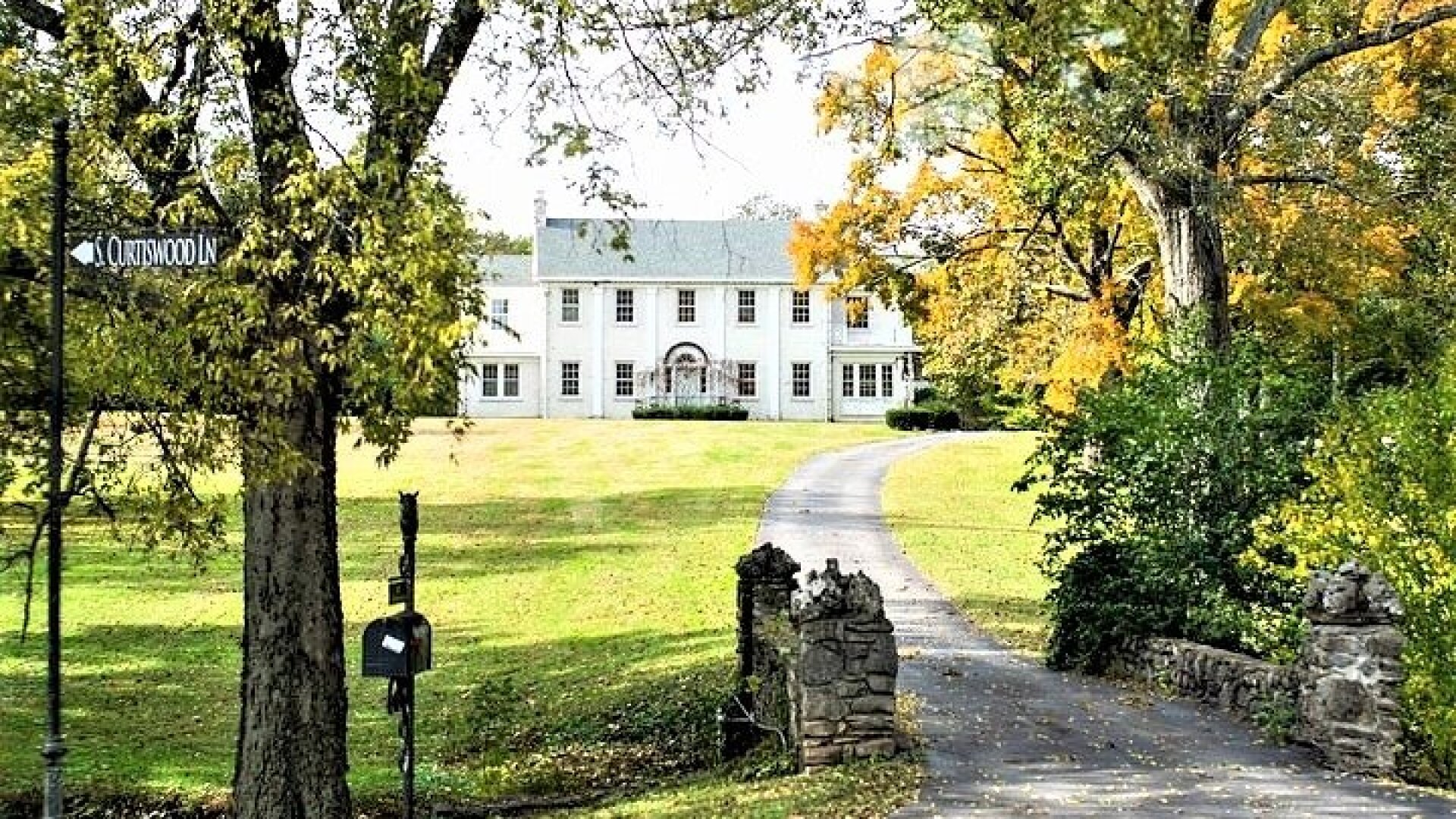 Nashville "Homes Of The Stars" Narrated Bus Tour with 30+ Celebrity Homes