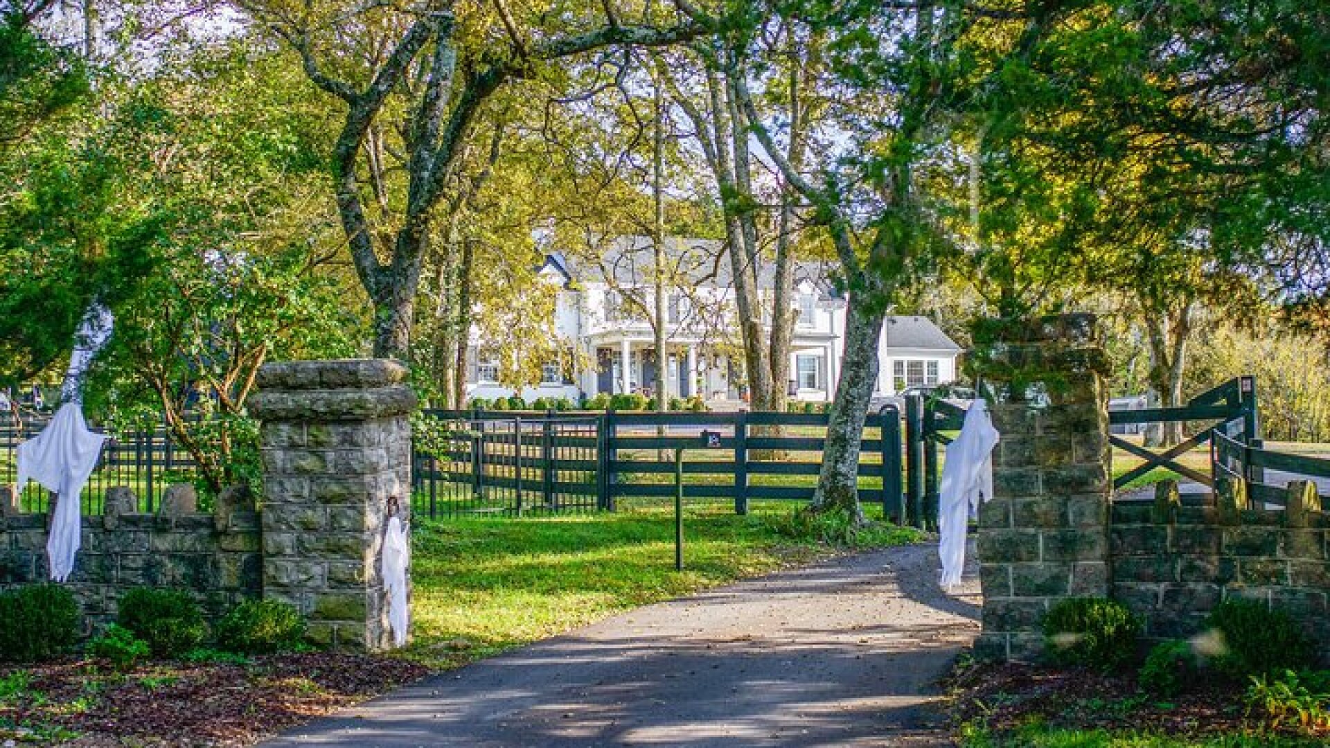 Nashville "Homes Of The Stars" Narrated Bus Tour with 30+ Celebrity Homes