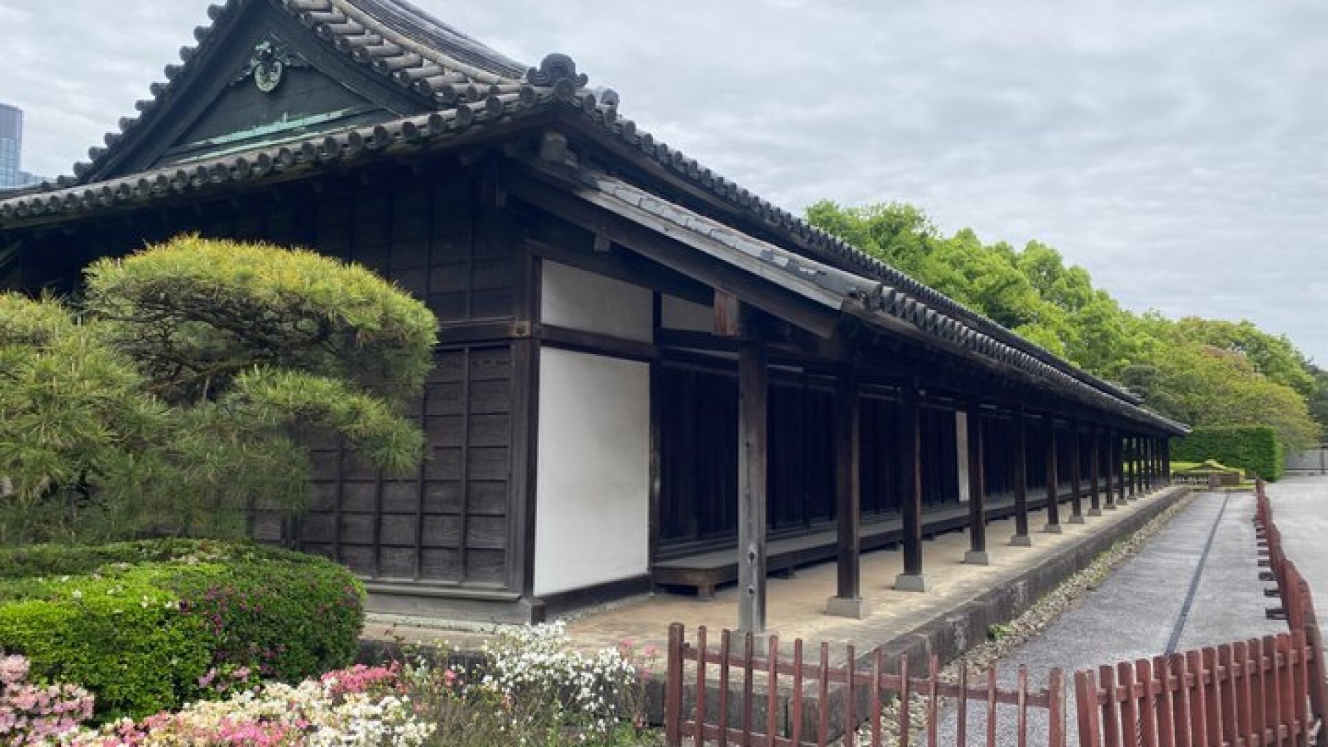 Imperial Palace East Garden and Edo Castle Walking Tour in Tokyo