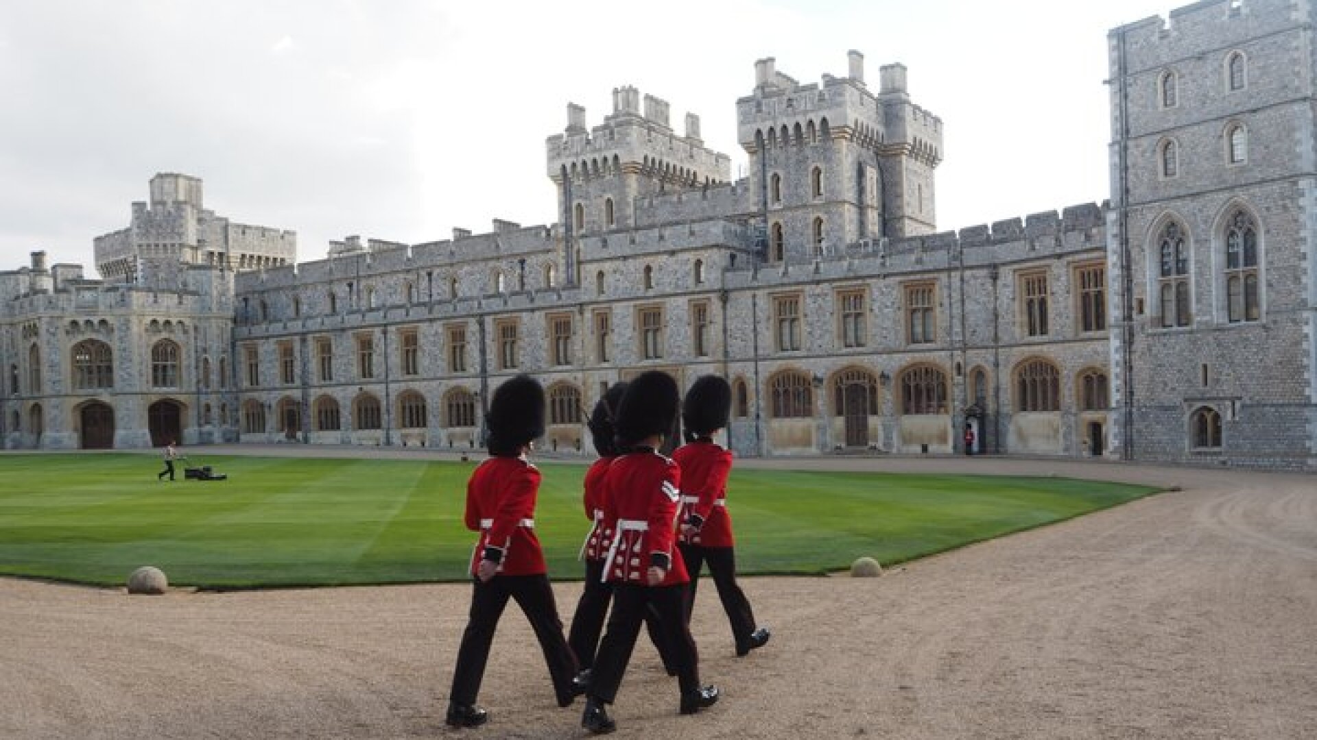 Stonehenge, Windsor Castle and Bath Full Day Guided Tour