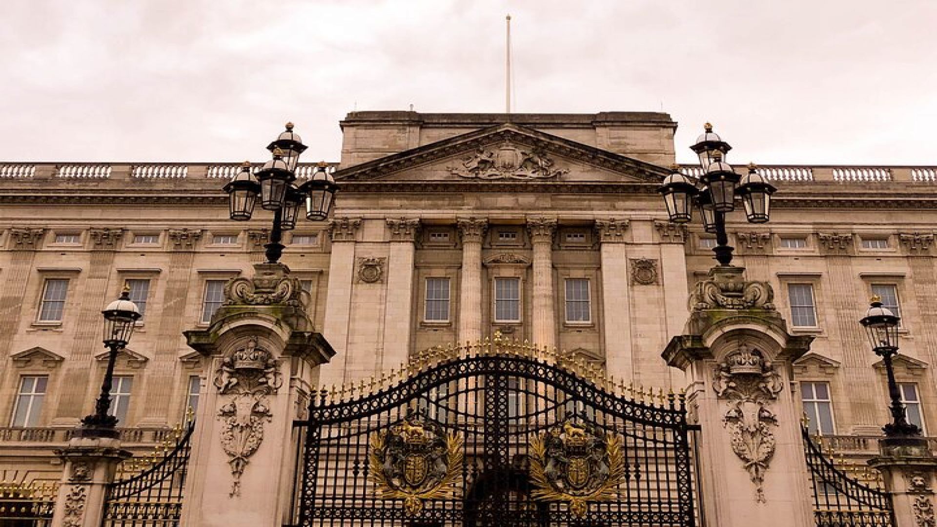 Ultimate London Food Tour: 8 British Foods & 30 London Landmarks