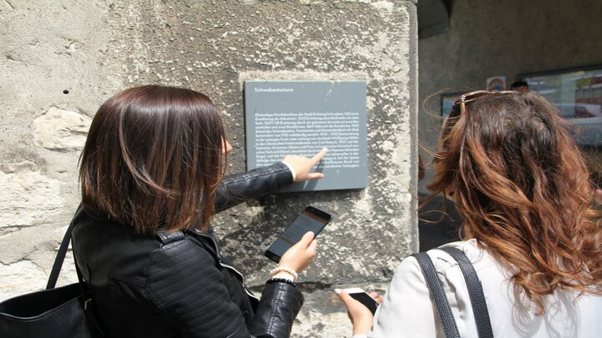 Leeds Scavenger Hunt and Sights Self-Guided Tour