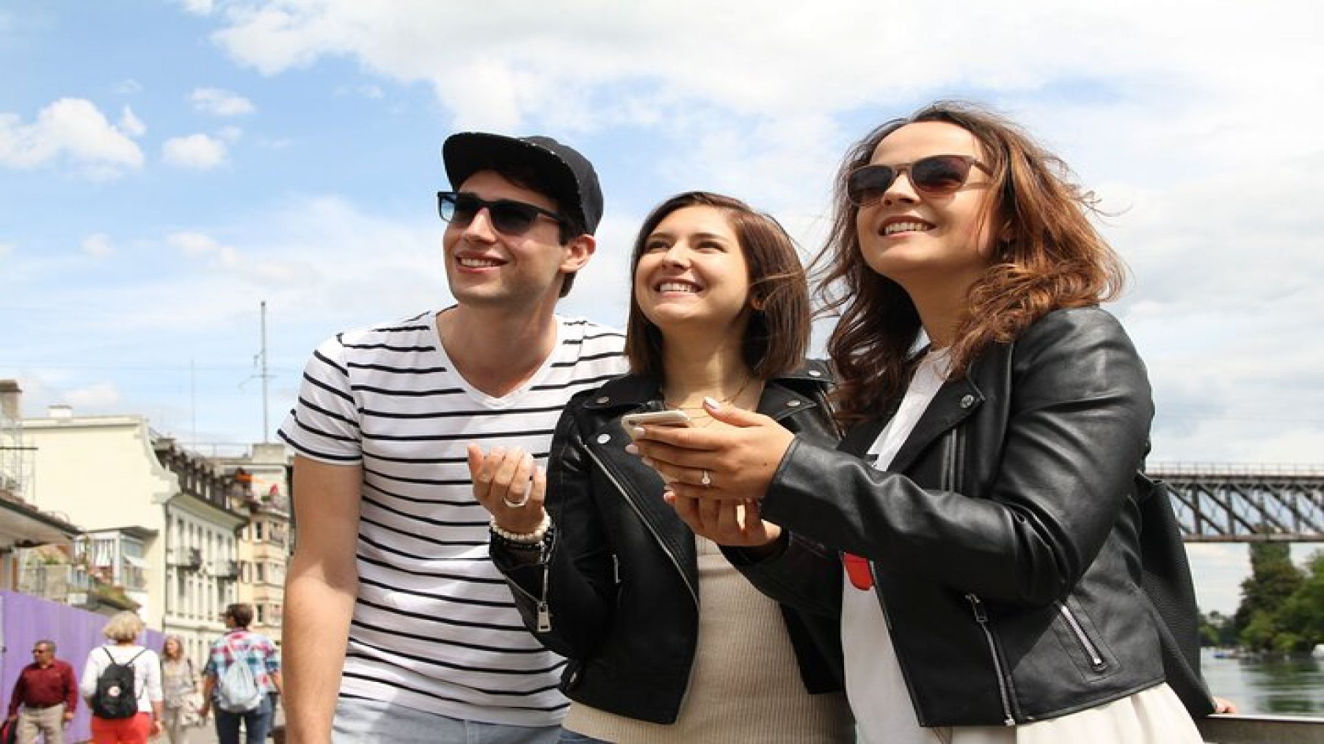 Leeds Scavenger Hunt and Sights Self-Guided Tour