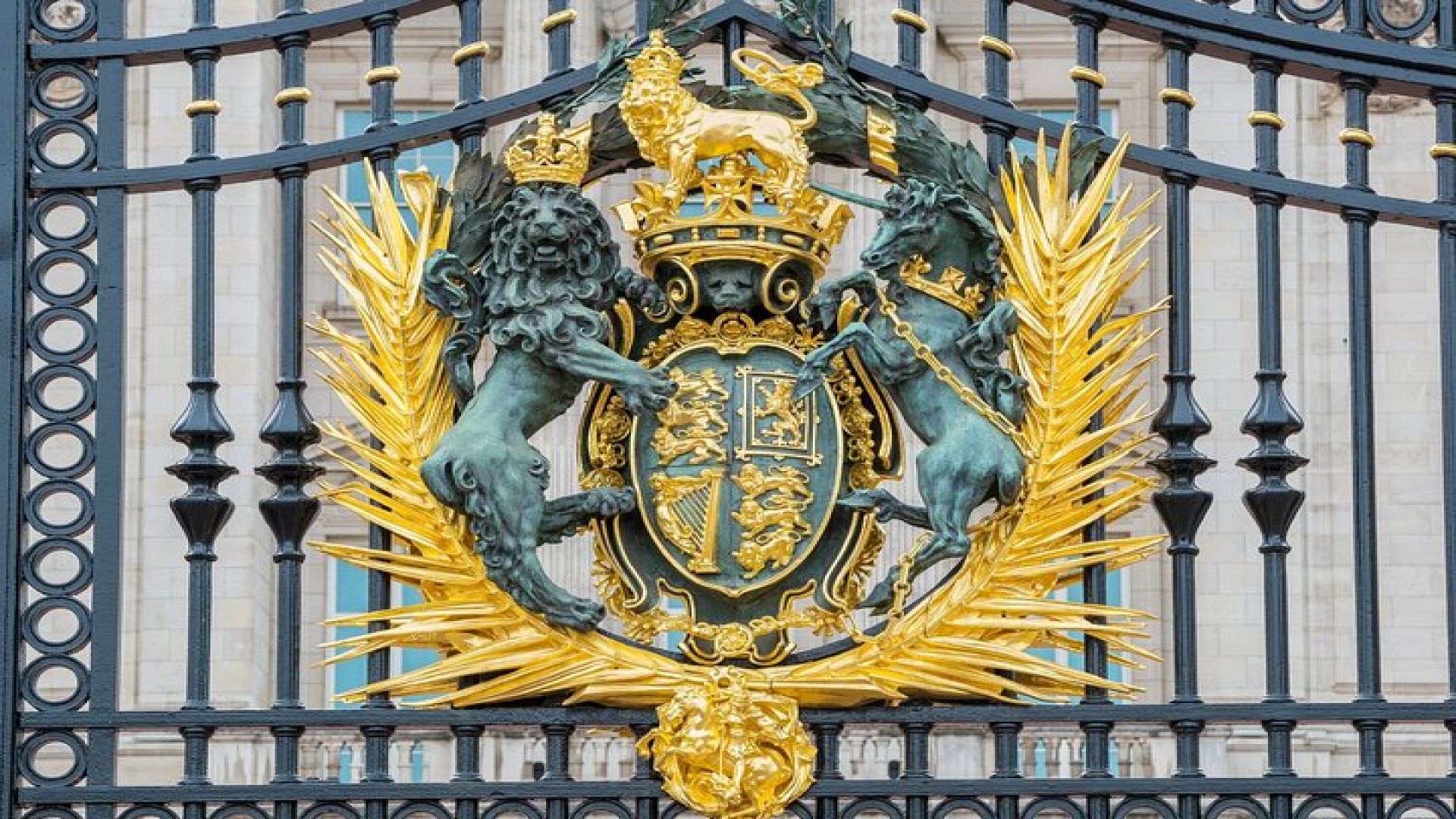 Exclusive Guided Royal Walking Tour w/ Buckingham Palace Tickets