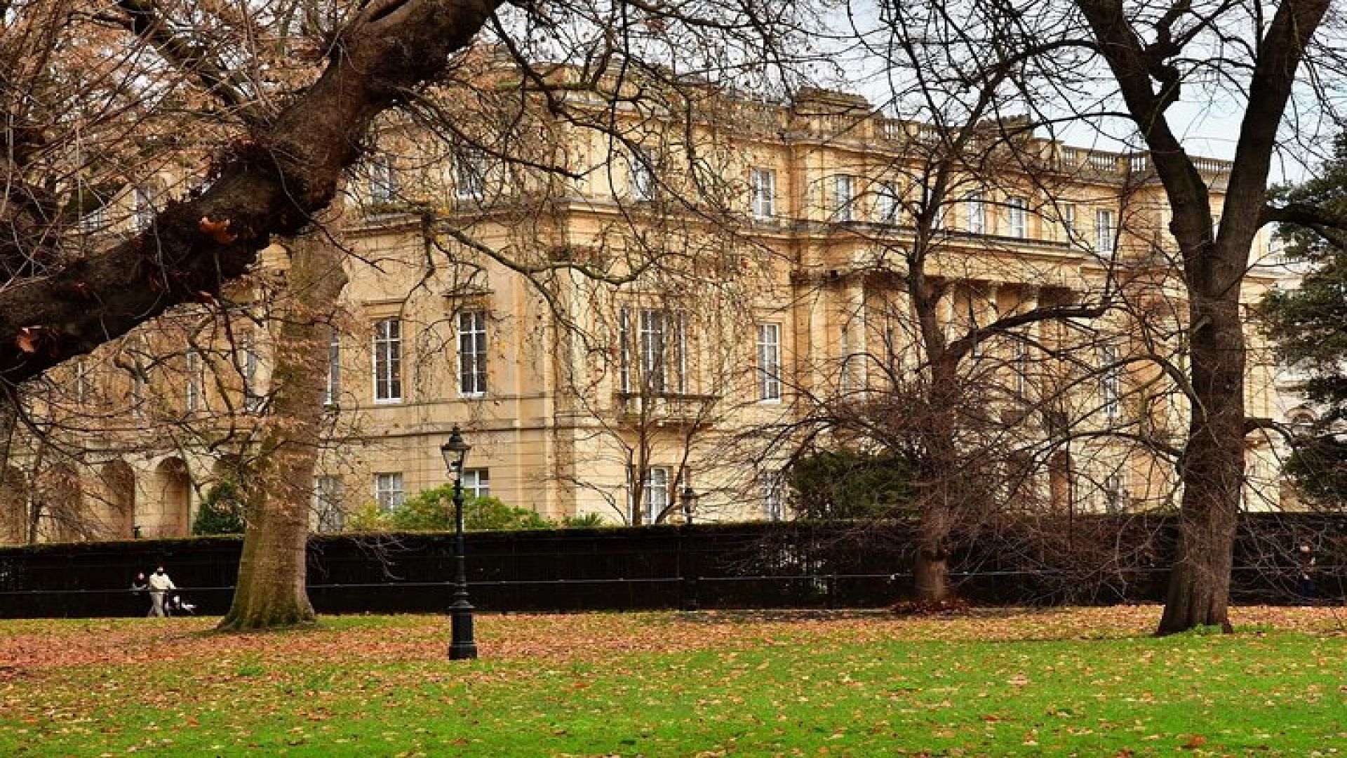 Exclusive Guided Royal Walking Tour w/ Buckingham Palace Tickets