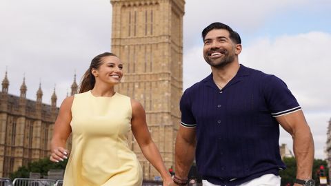 Iconic London Portraits Tour with Expert Local Photographer