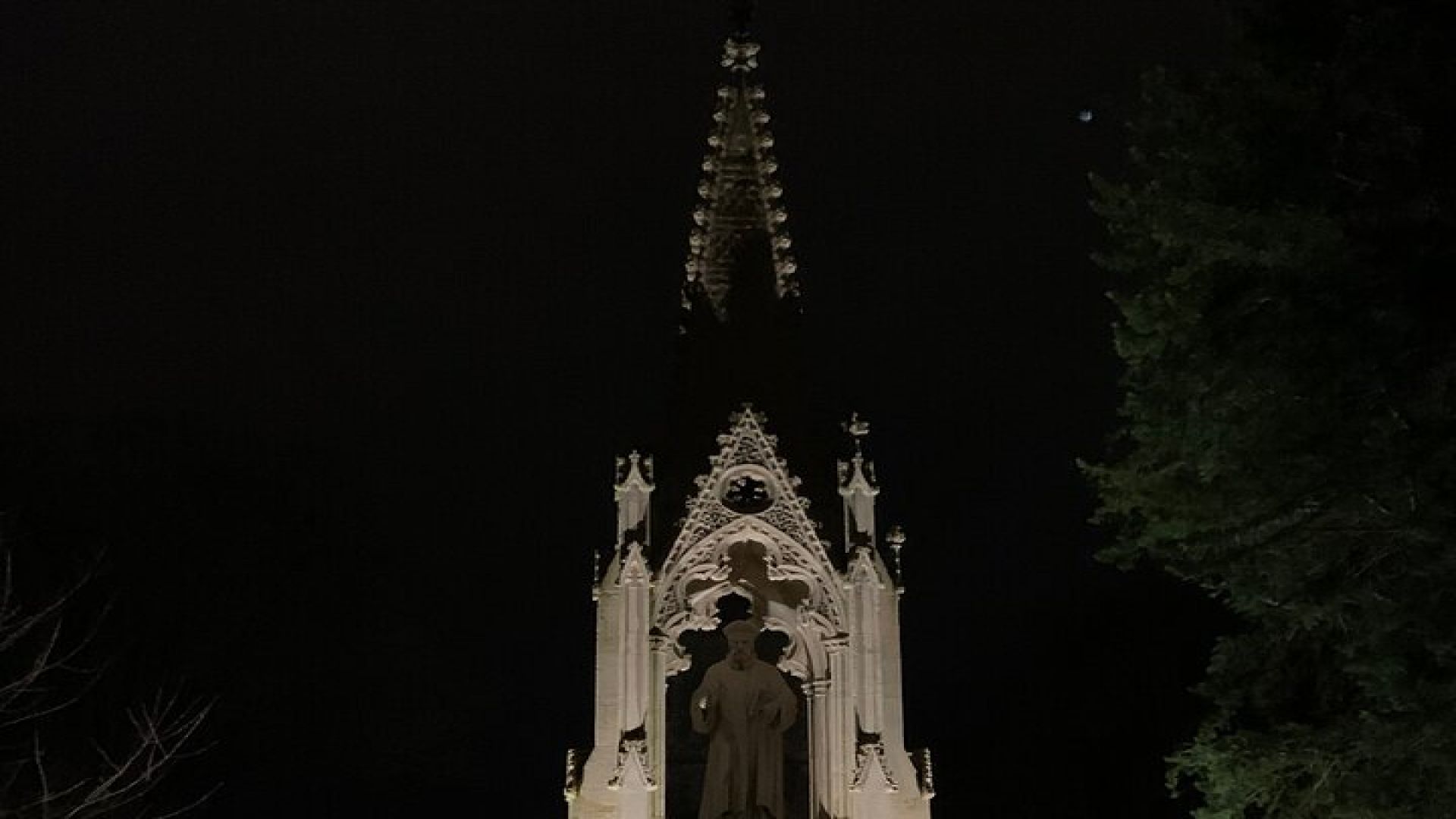 Guided walking tour : Ghosts & Giggles Of Gloucester 