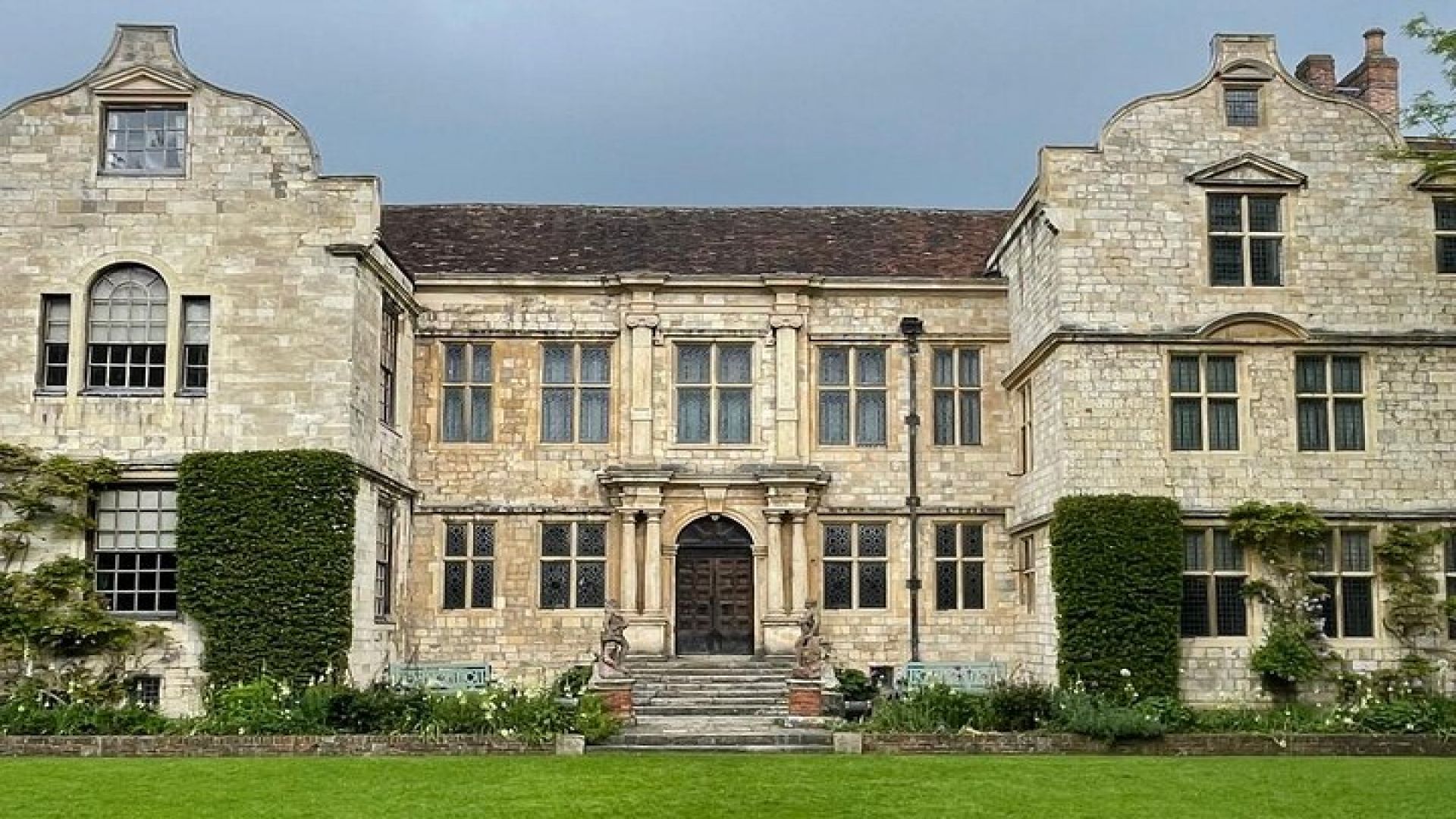 History and Hauntings Self Guided Walking Tour in York with App