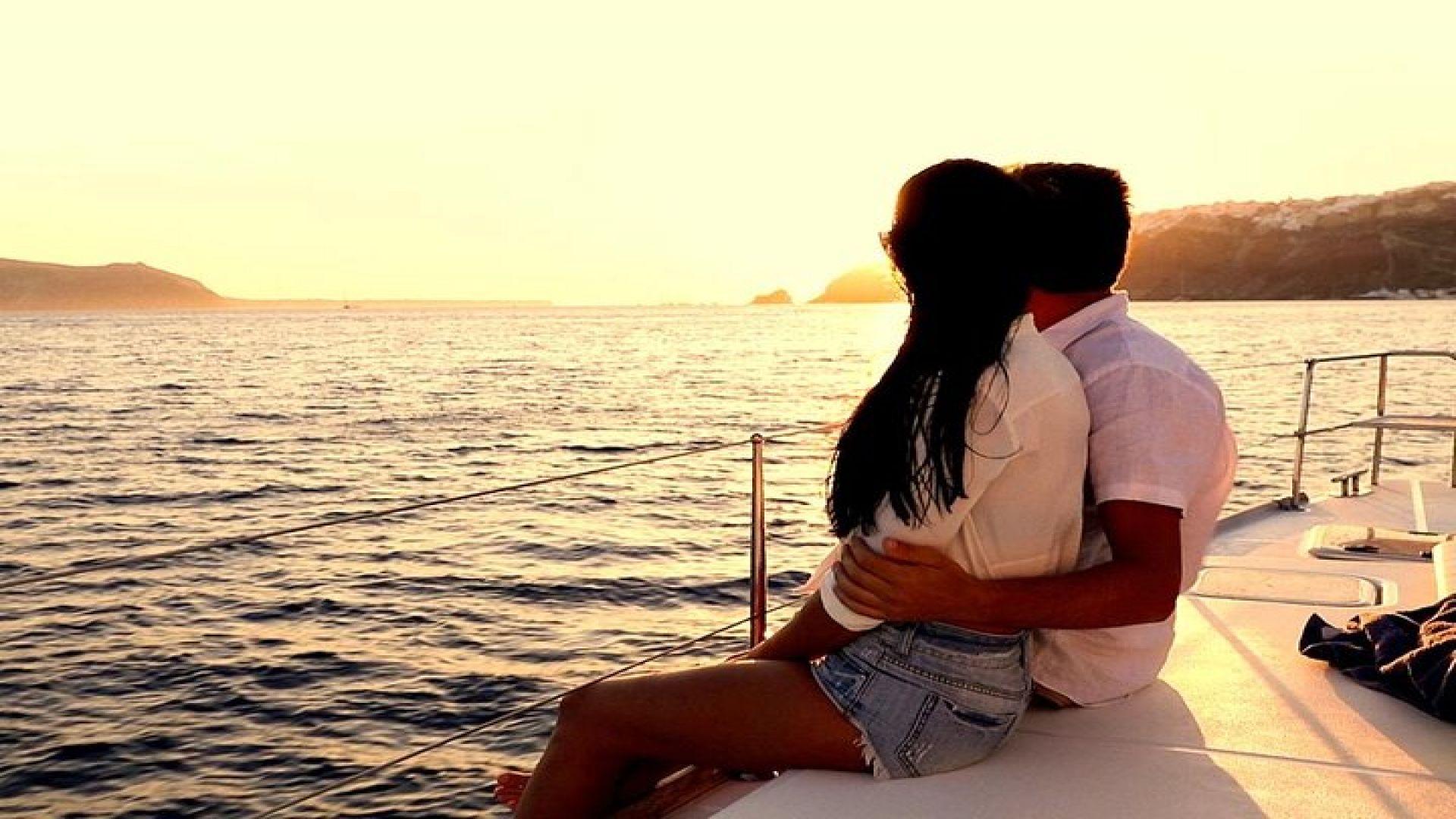 Santorini Catamaran Cruise with Greek Meal, Open-Bar and Sunset