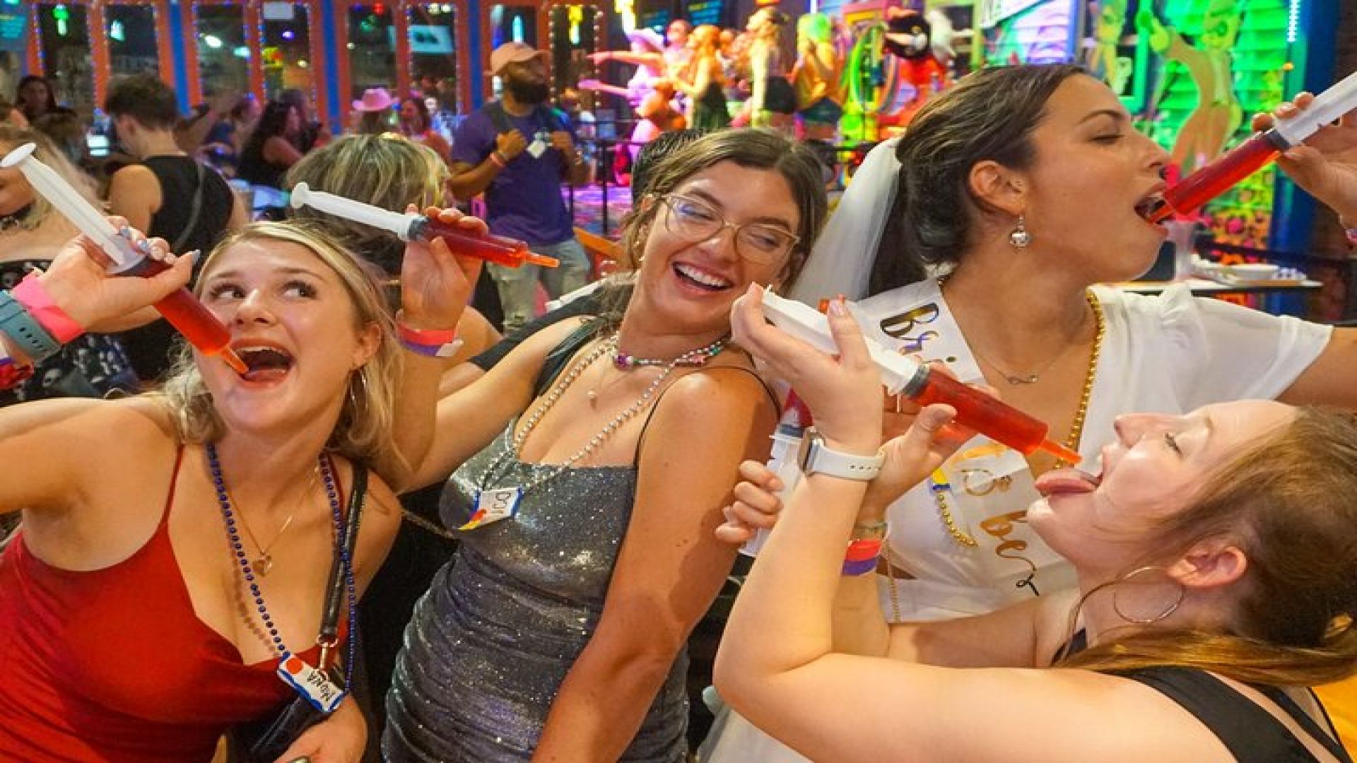 Nashville Bar Crawl with VIP Club Entrance and Bonus Shots