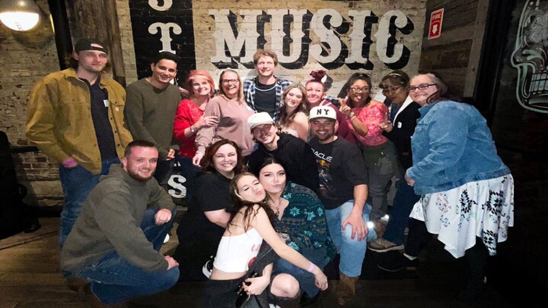 Nashville Live Music Bar Crawl with Local Venues & Drink Specials