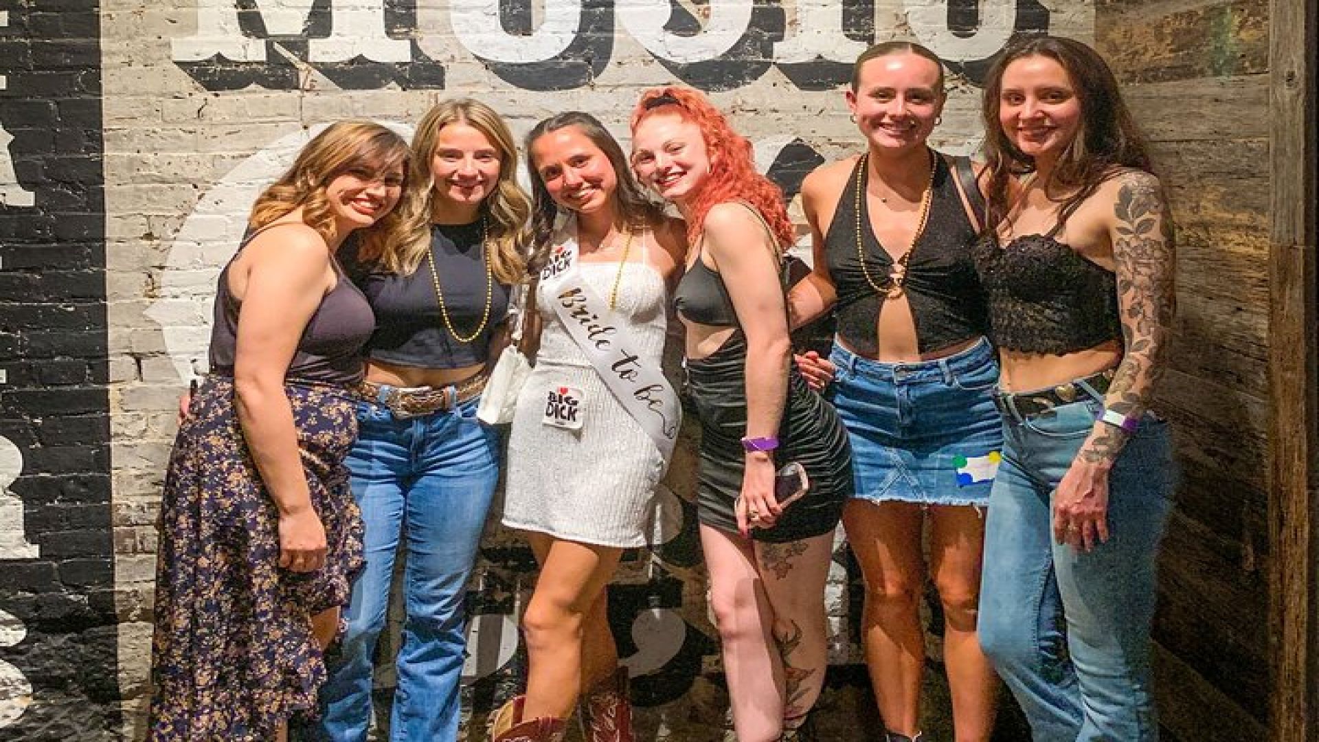 Nashville Live Music Bar Crawl with Local Venues & Drink Specials