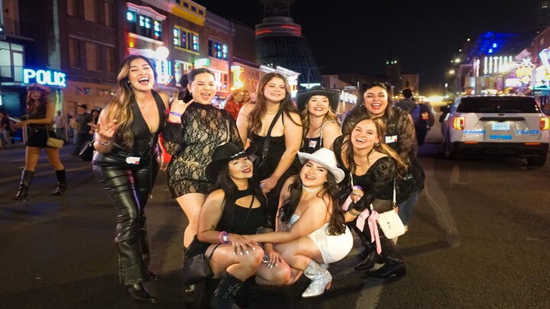 Nashville Live Music Bar Crawl with Local Venues & Drink Specials