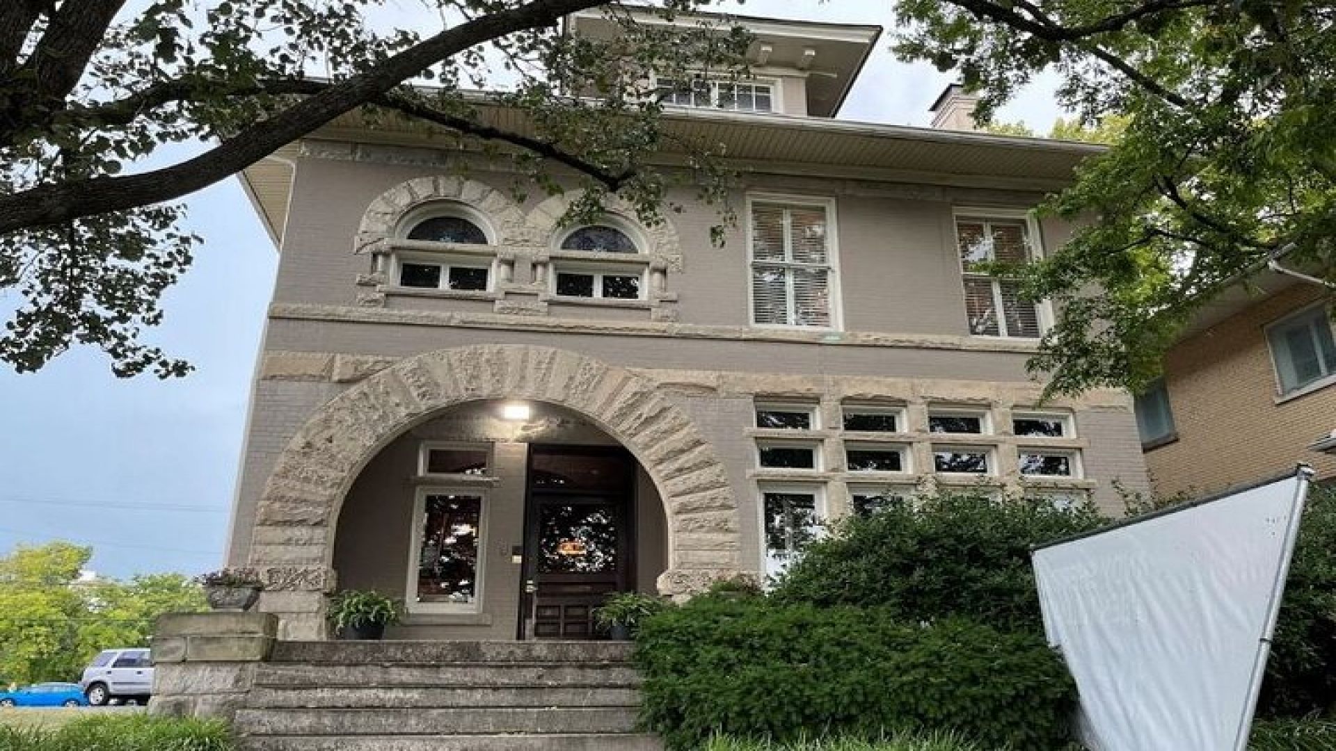 Nashville Walking Tour of Music Row with Former Music Biz Pro