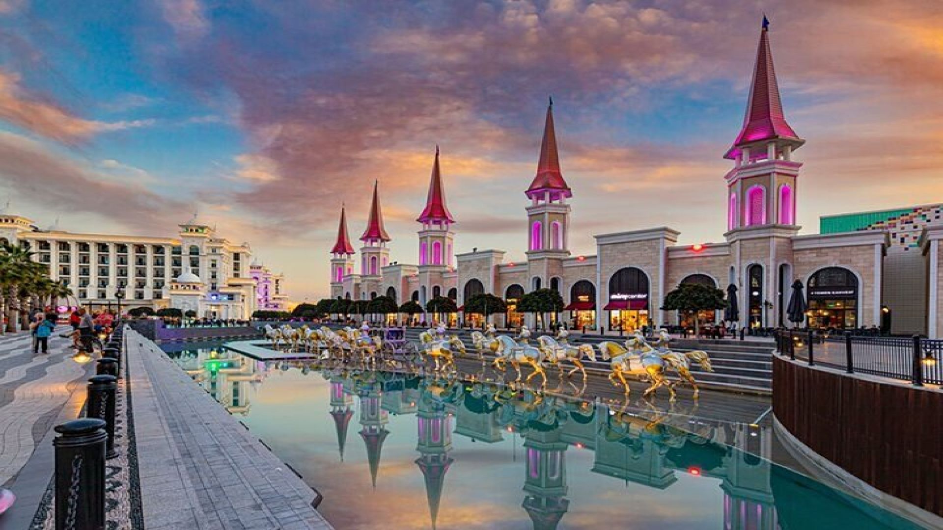 Land of Legends Night Show with Roundtrip Transfer from Alanya