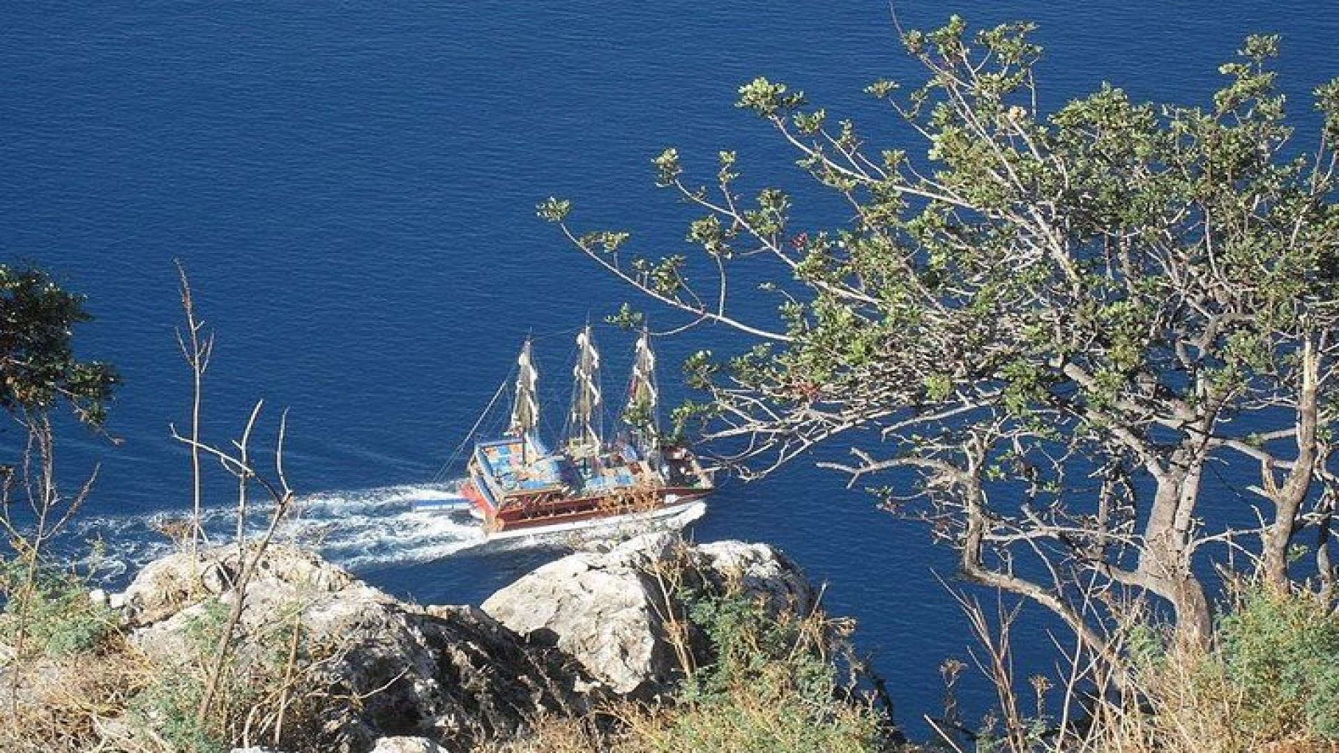 Alanya Catamaran Boat Trip incl. Lunch and drinks