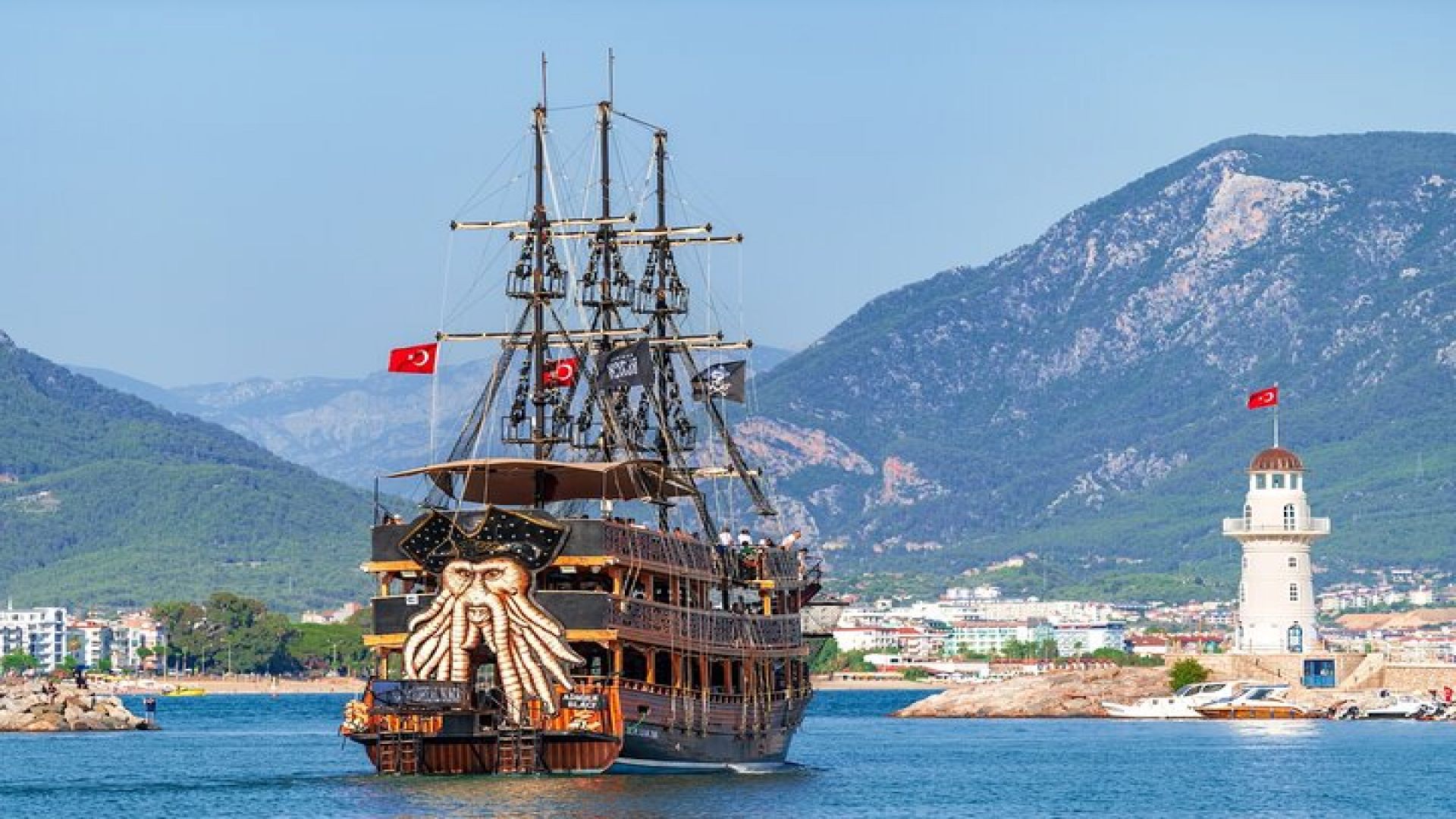 Alanya Pirate Boat with Lunch and Drinks