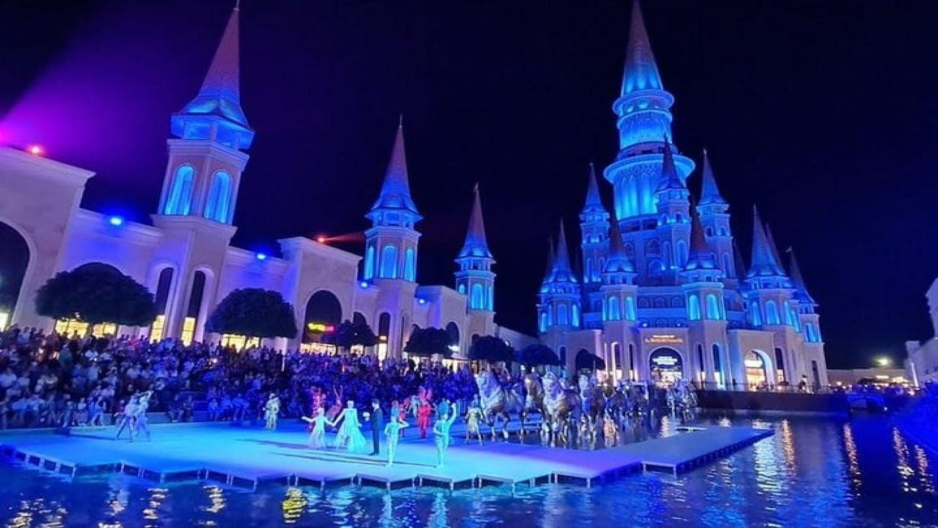 Land of Legends Night Show with Round Transfer from Alanya