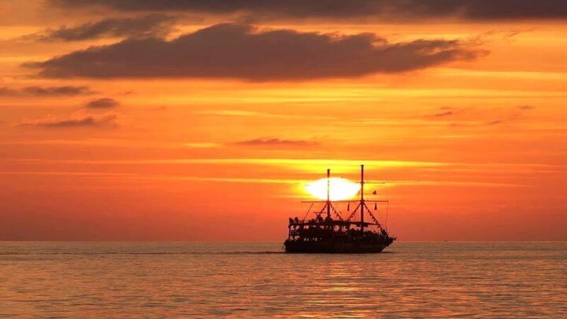 Alanya Sunset Cruise with Dinner, Swimming & Foam Party