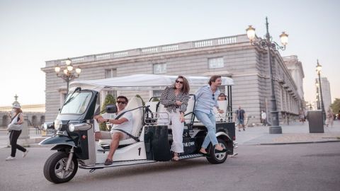 Welcome Tour to Madrid in Eco Tuk Tuk Private