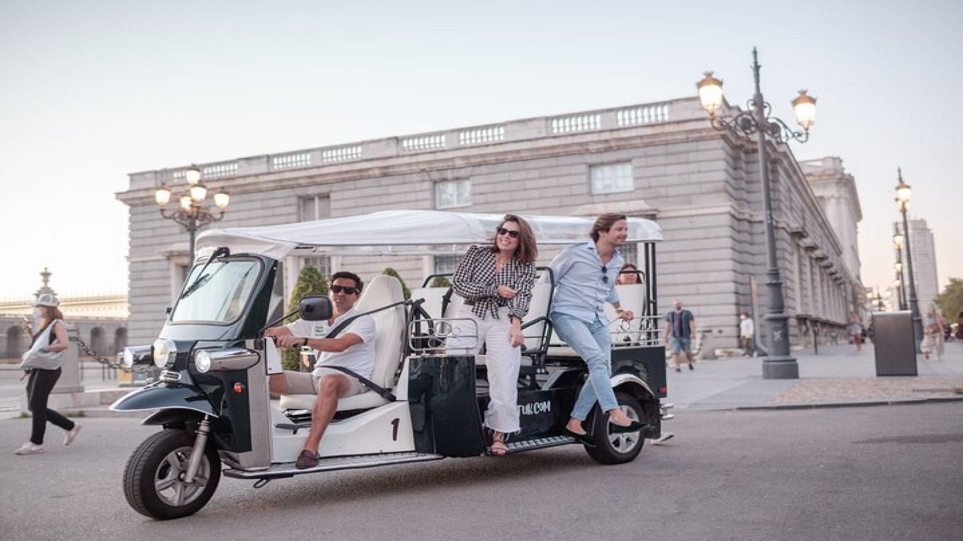 Welcome Tour to Madrid in Eco Tuk Tuk Private