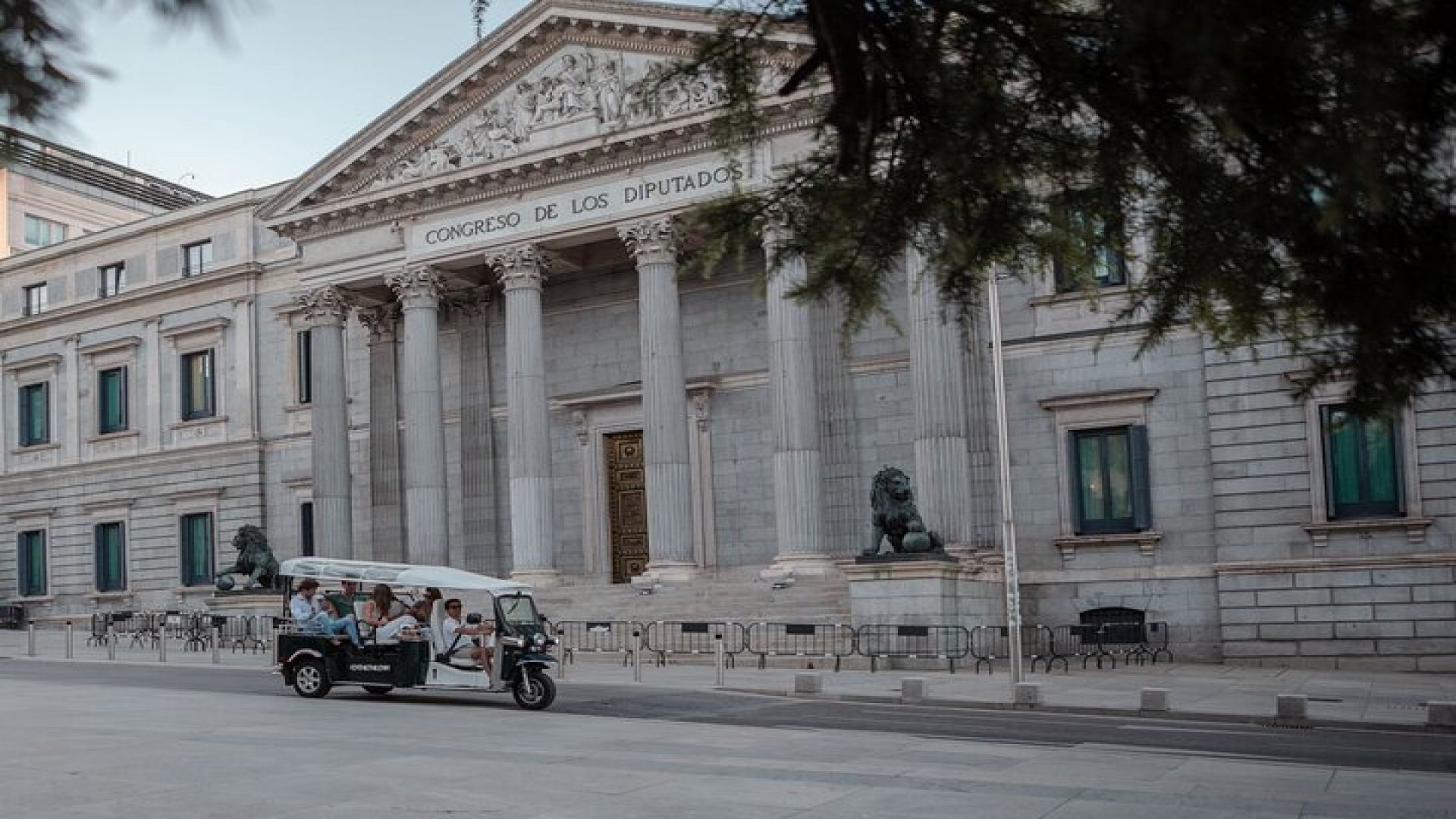 Welcome Tour to Madrid in Eco Tuk Tuk Private