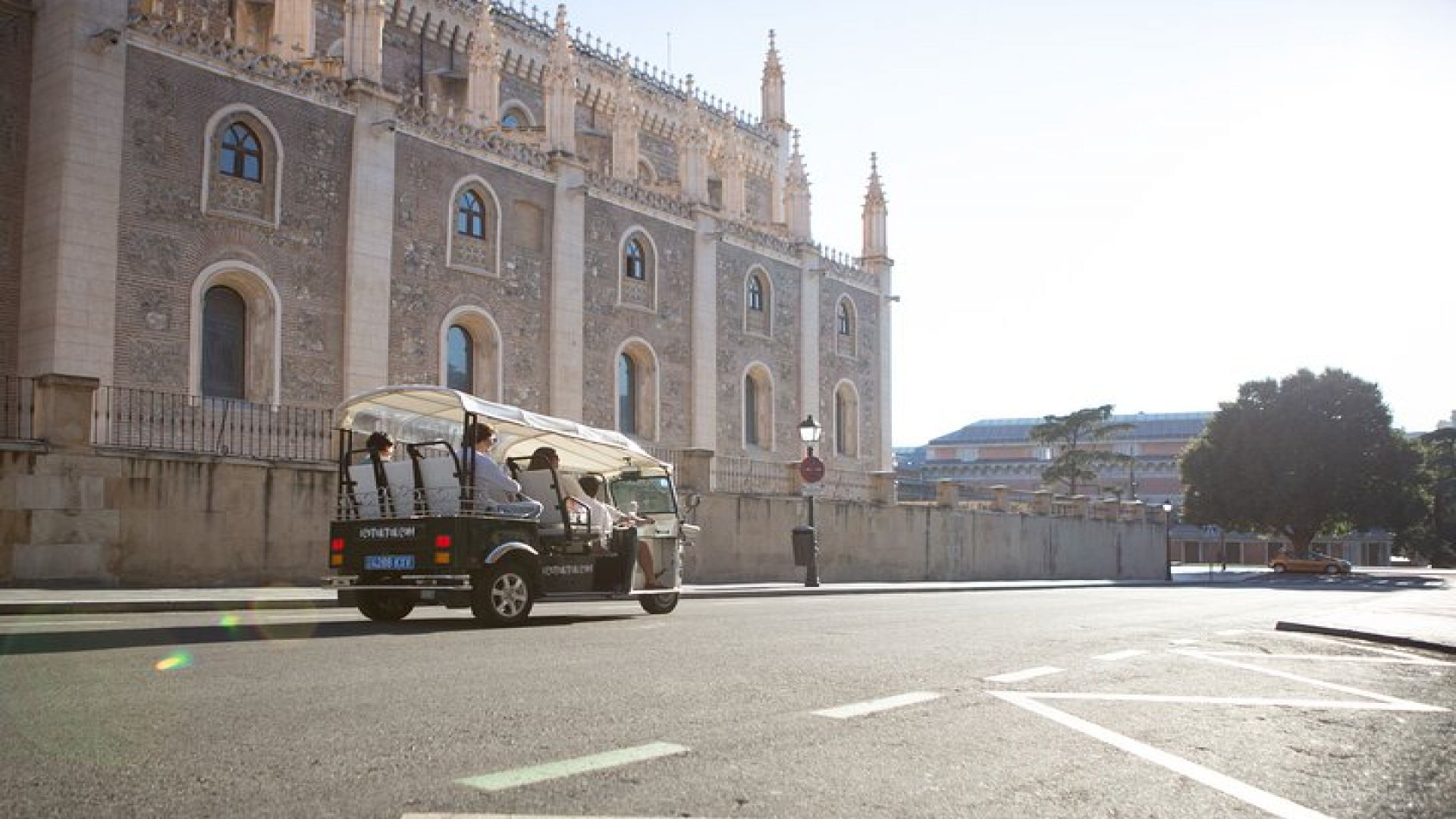 Welcome Tour to Madrid in Eco Tuk Tuk Private