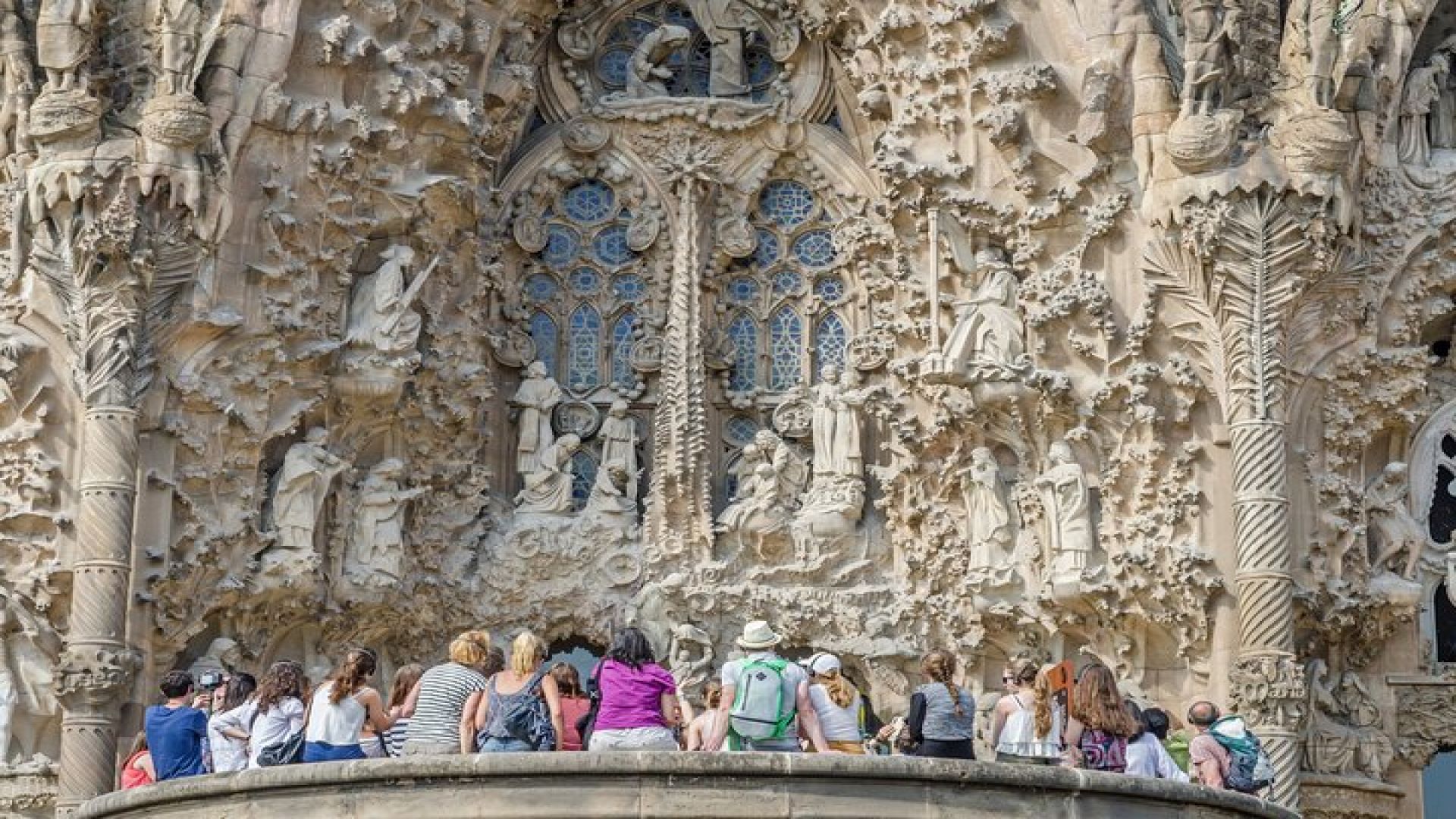 Barcelona: Sagrada Familia Fast Track Tour with Tower Option