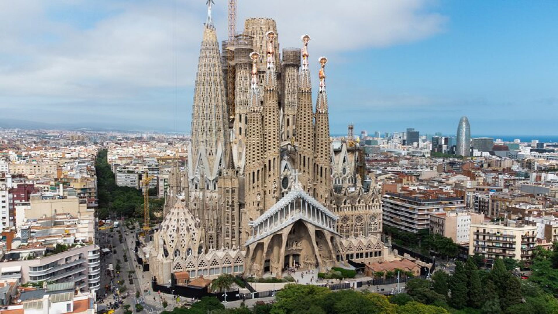 Combo: Skip the Line Sagrada Familia & Park Guell Guided Tour