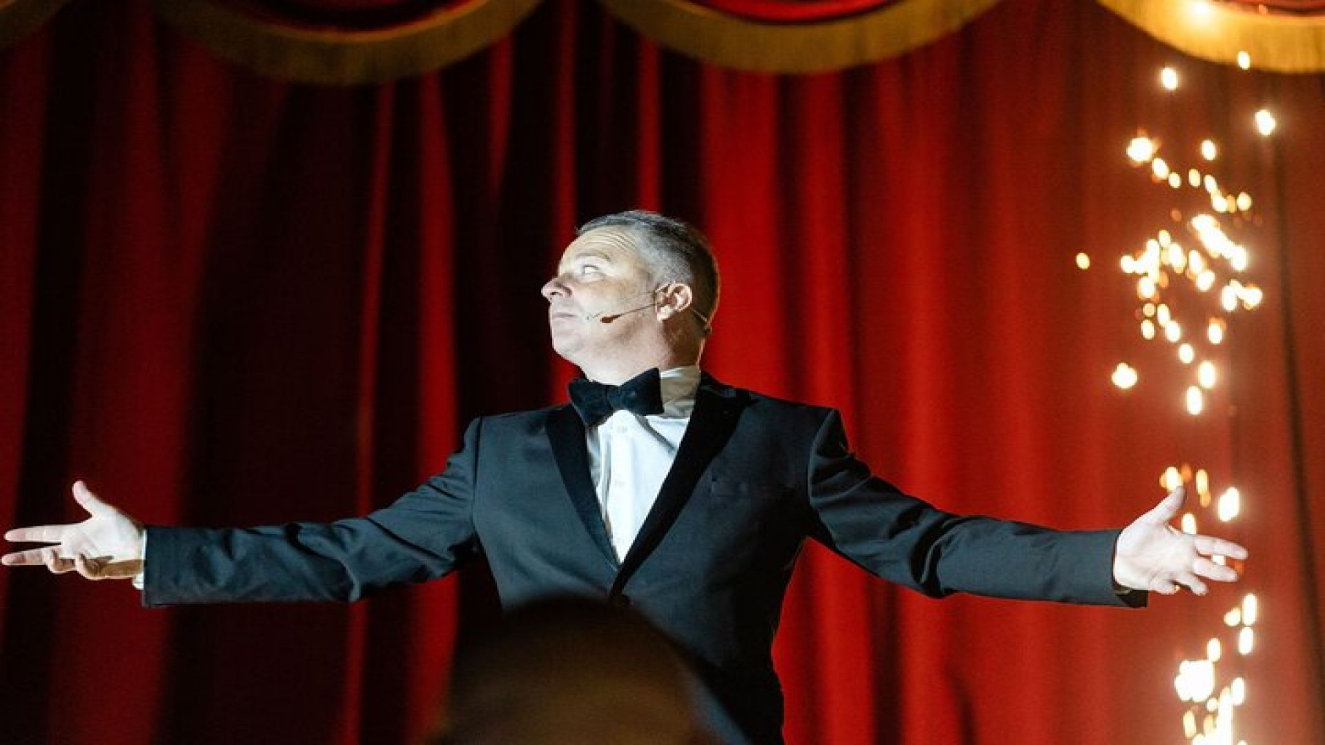 House of Illusion Magic Show with Drinks 