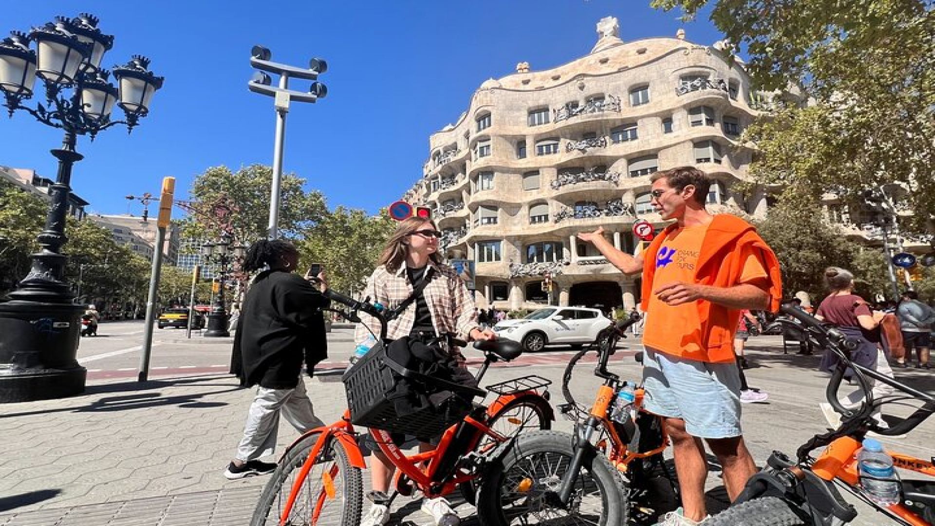 Barcelona 20 Best Sights with Local Guide on Bike/E-Bike