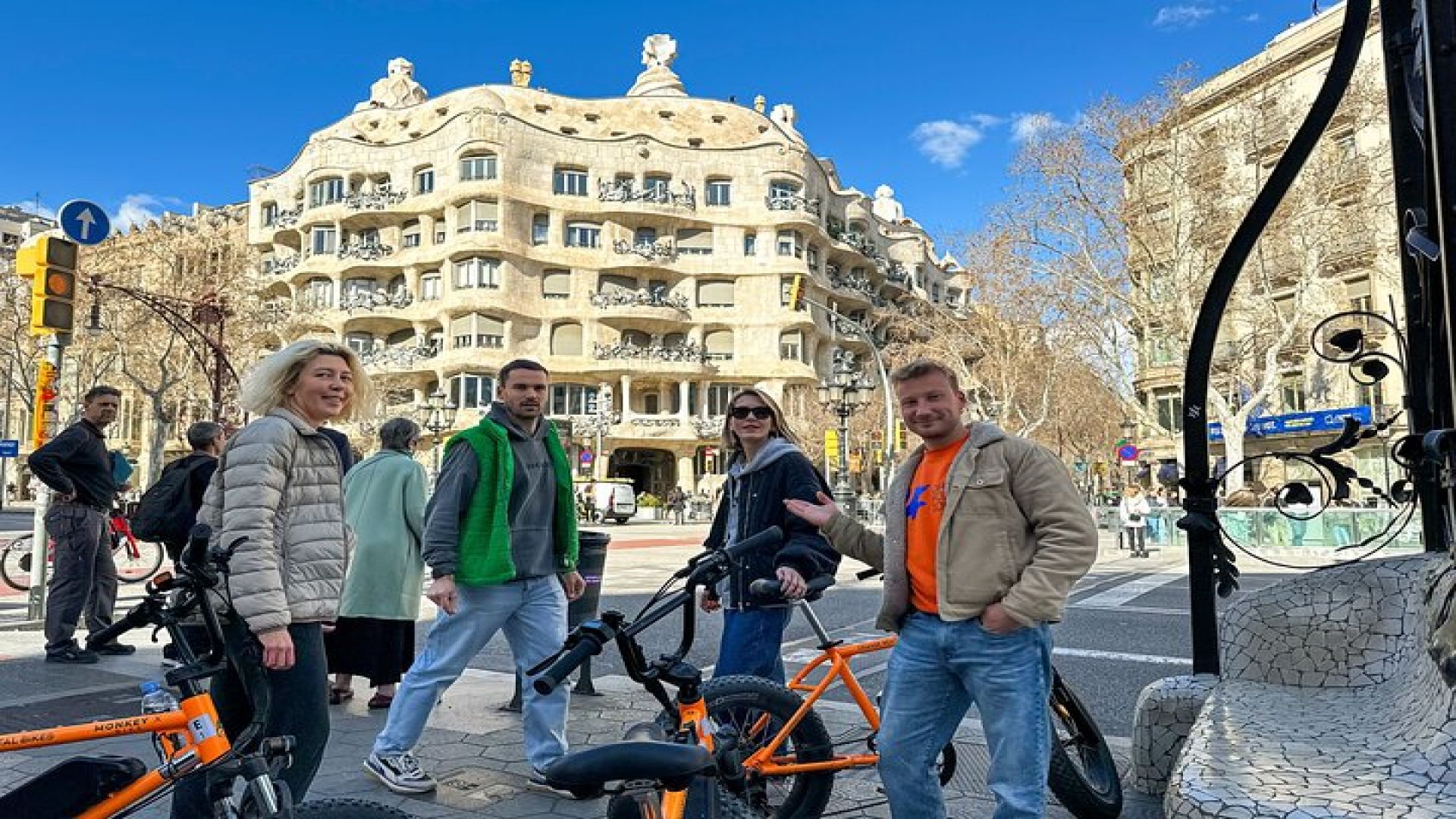 Barcelona 20 Best Sights with Local Guide on Bike/E-Bike