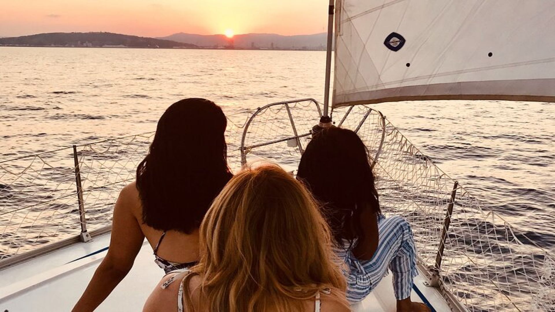 Barcelona Sensational Sunset Tour with Open Bar and Snacks