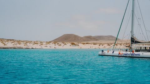 Lanzarote: La Graciosa island cruise with lunch and water activities