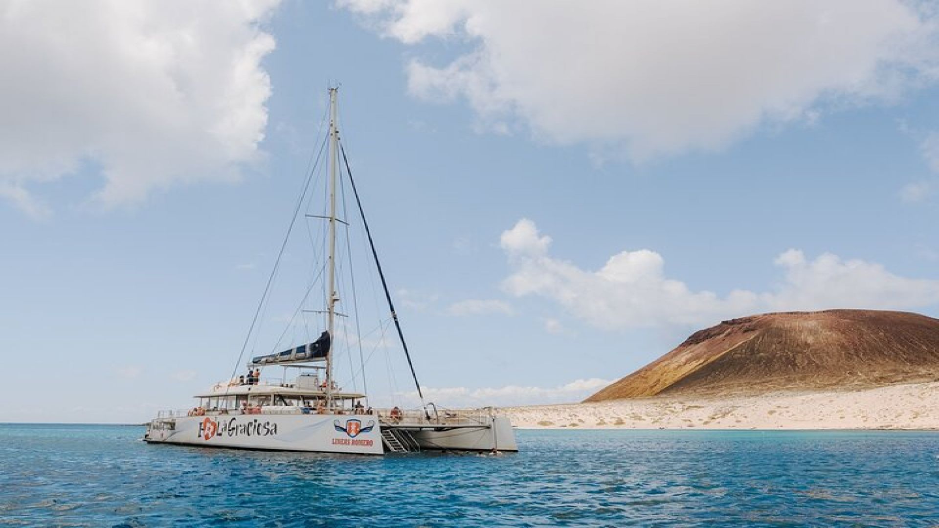 Lanzarote: La Graciosa island cruise with lunch and water activities