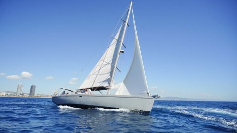 Barcelona Luxury Yacht Cruise – Day or Sunset, Open Bar & Snacks