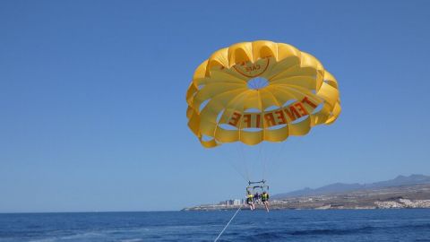 Parasailing flights on the coast of Adeje in Tenerife