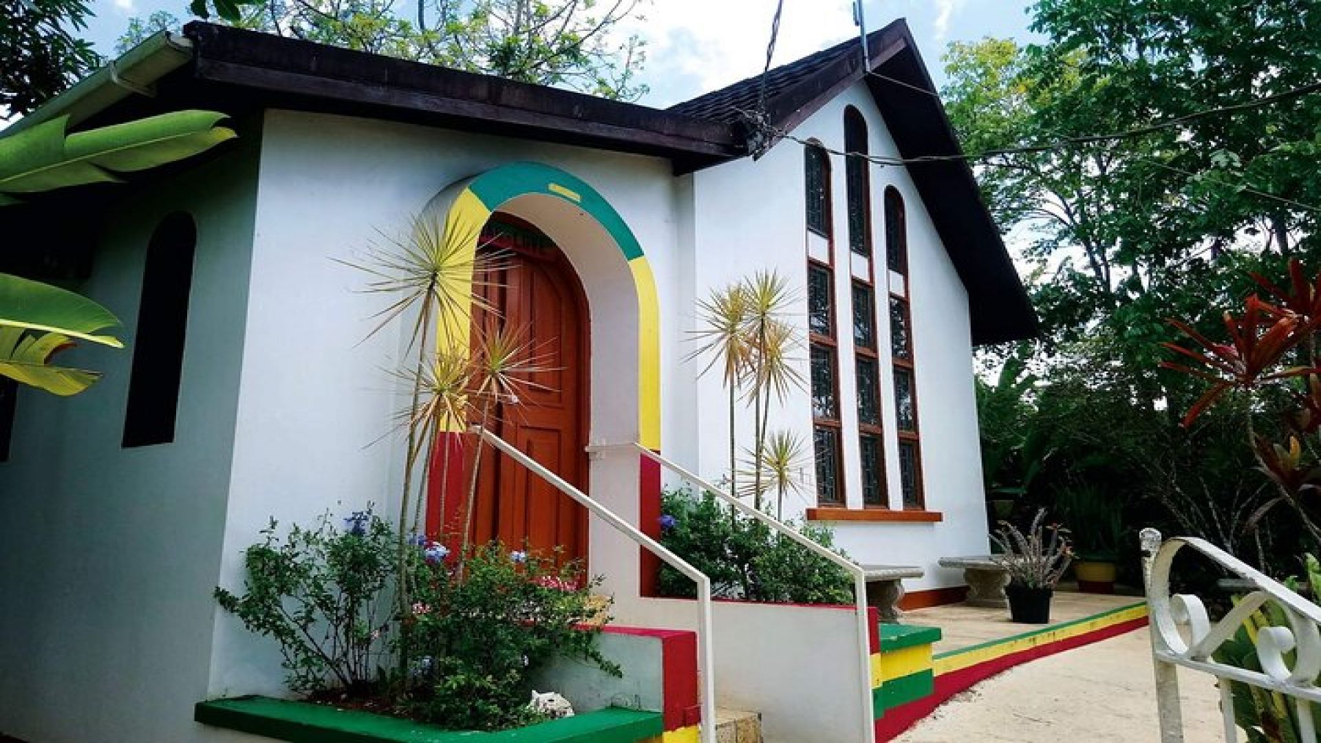 Bob Marley Nine Miles, sightseeing and local food and fruit stop 