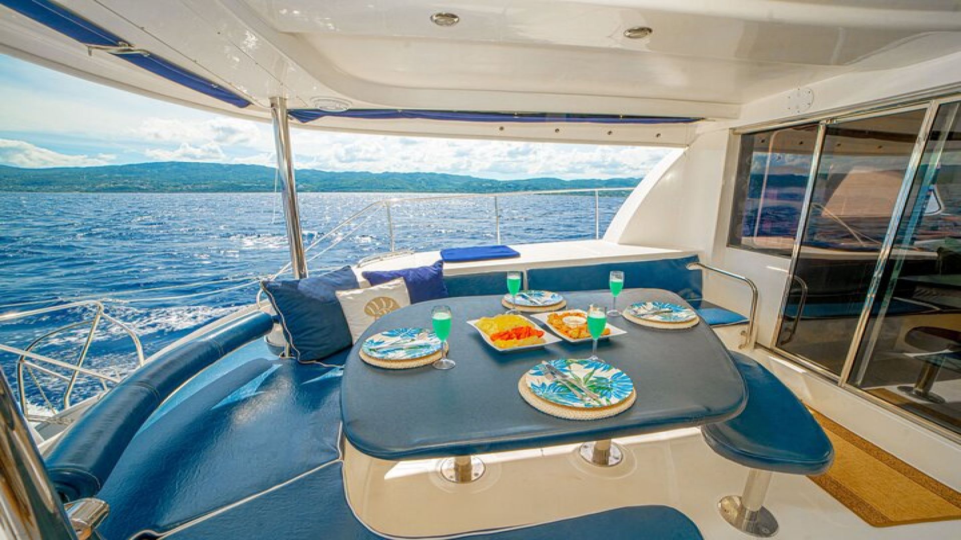 4hr Private Luxury Yacht with Snorkeling, DJ, Bar, Food