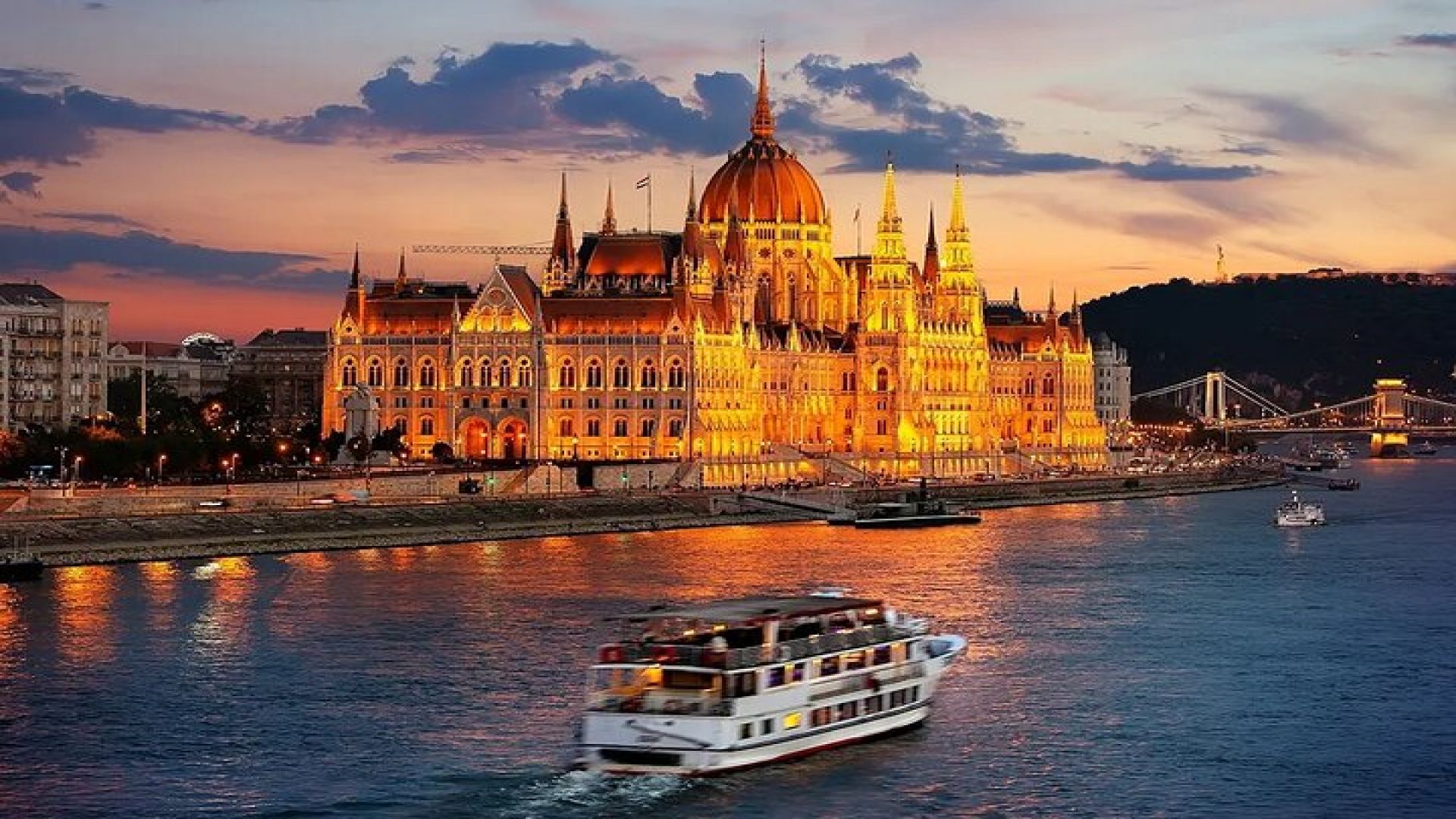 Budapest Guided Bus Tour with Danube Cruise