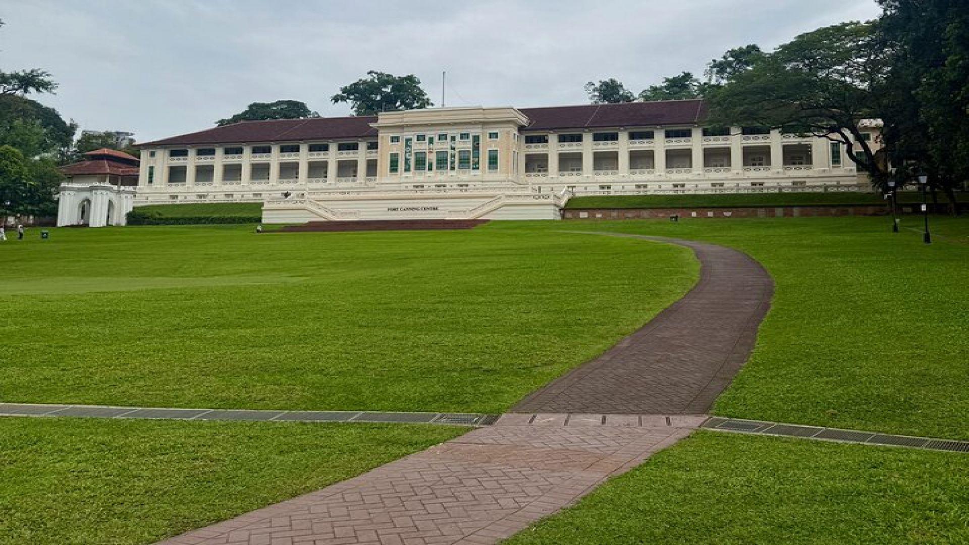 Fort Canning and Singapore River Join In Walking Tour