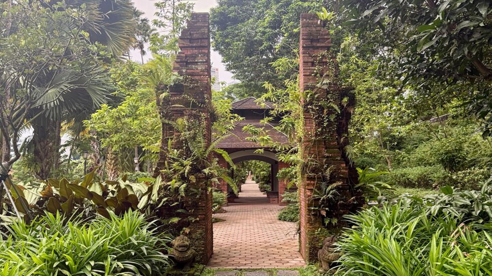 Fort Canning and Singapore River Join In Walking Tour